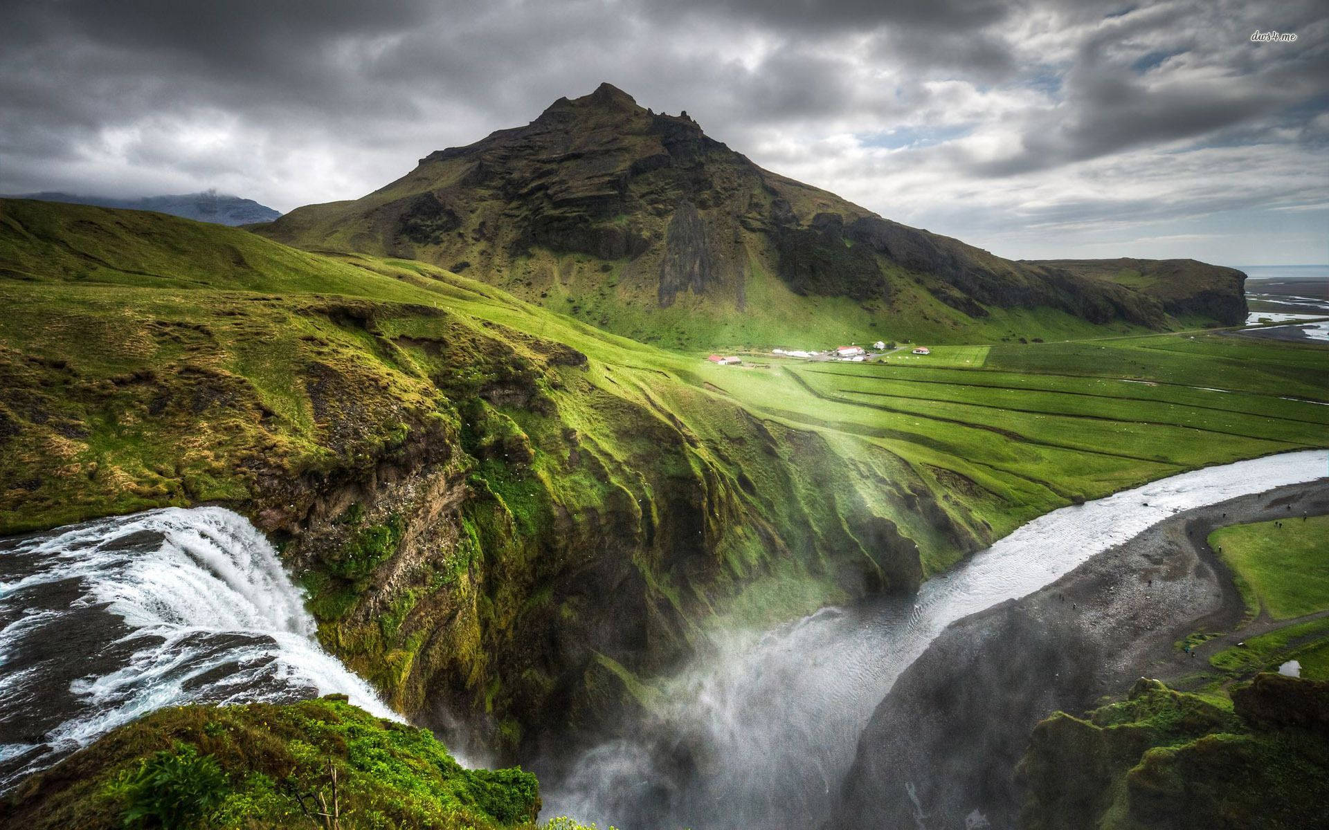 Iceland Green Mountain Fields Background