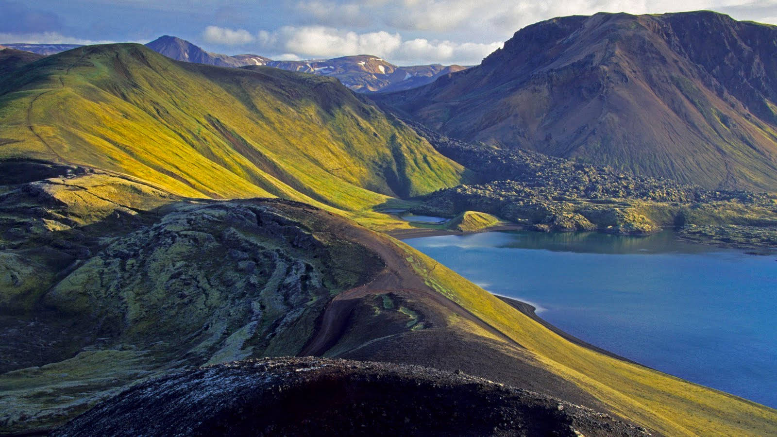 Iceland Green Mountain Range Background