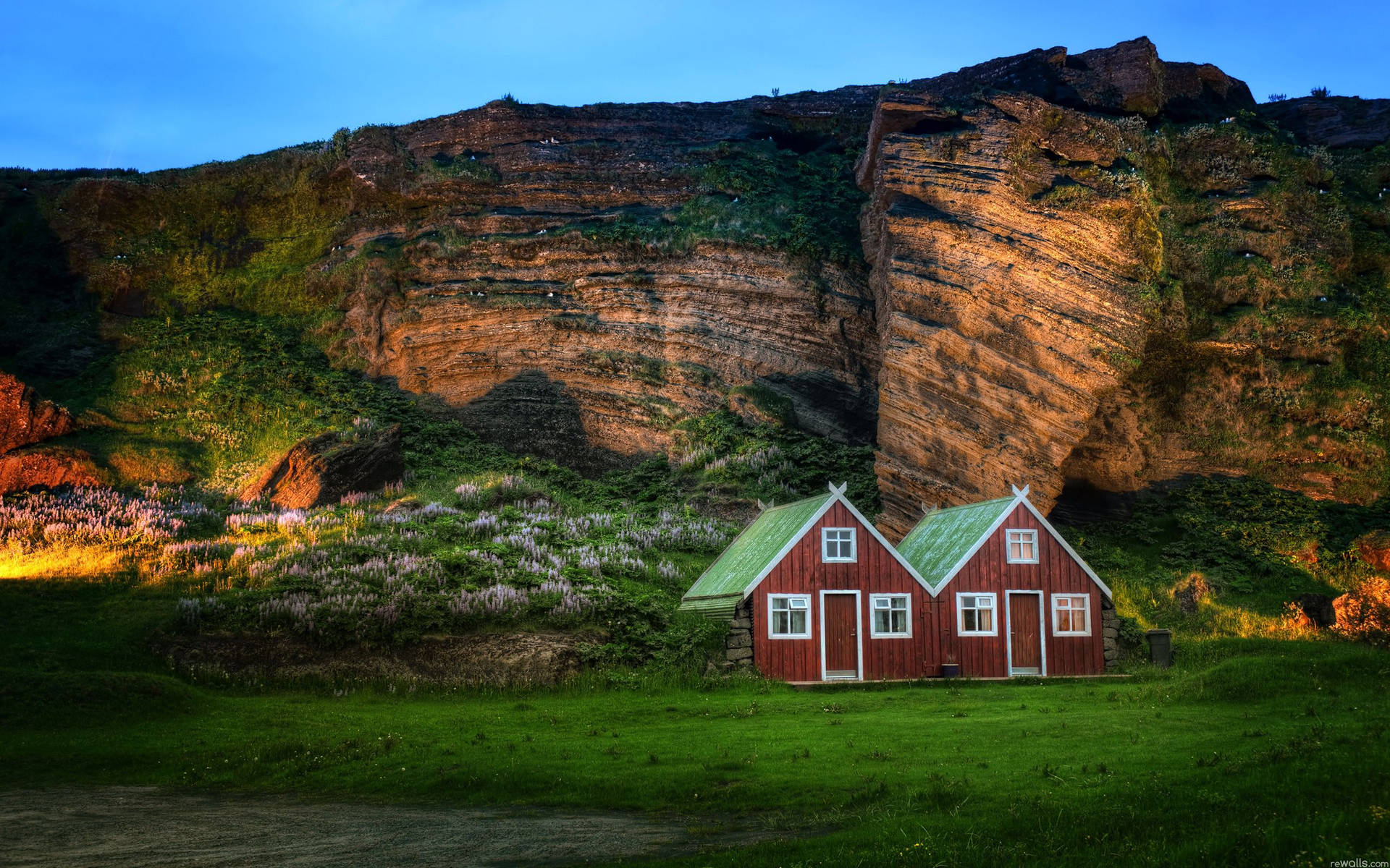 Iceland Mountain Side House Background