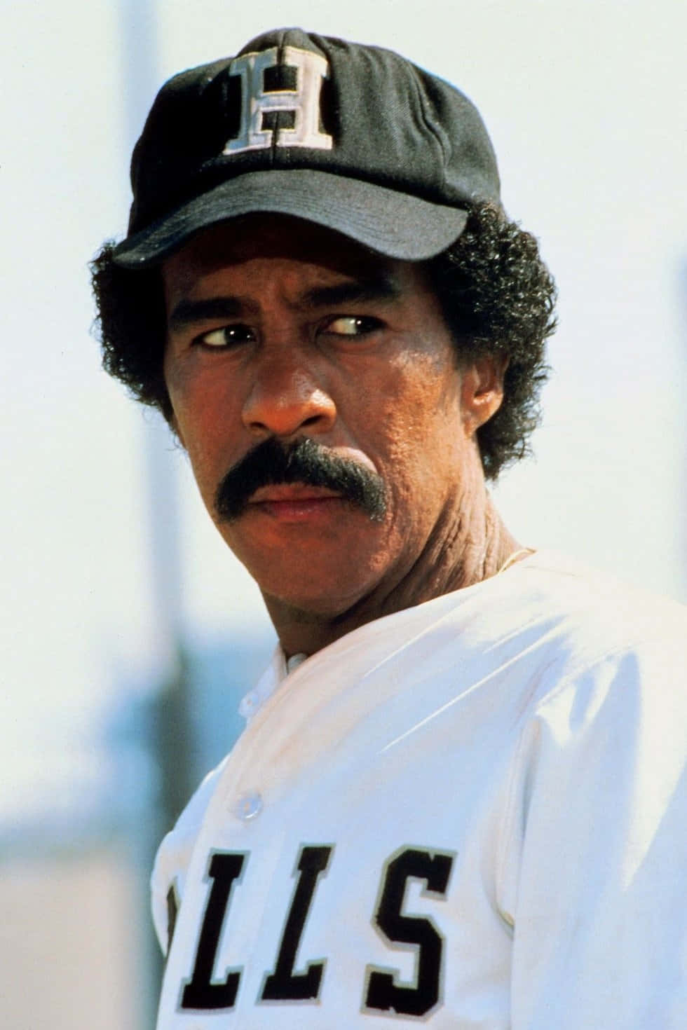 Iconic Comedian Richard Pryor Posing For A Portrait Background