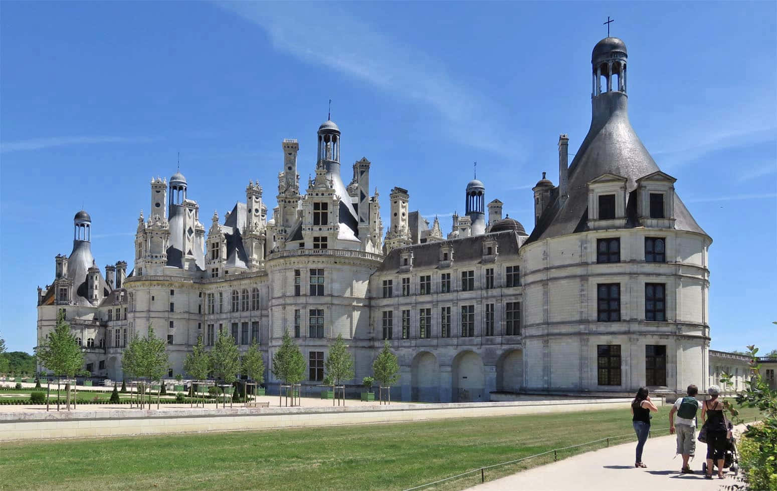 Iconic French Renaissance Architecture Chateau De Chambord Background