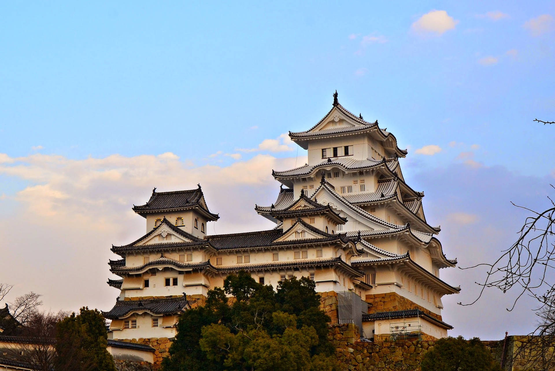 Iconic Himeji Castle Background