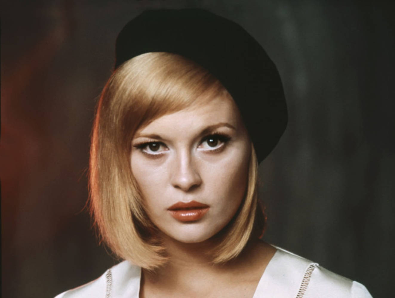 Iconic Hollywood Actress Faye Dunaway In A Vintage 1967 Portrait Background