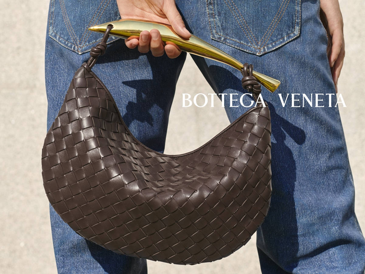 Iconic Luxury - The Classic Bottega Veneta Handbag Background