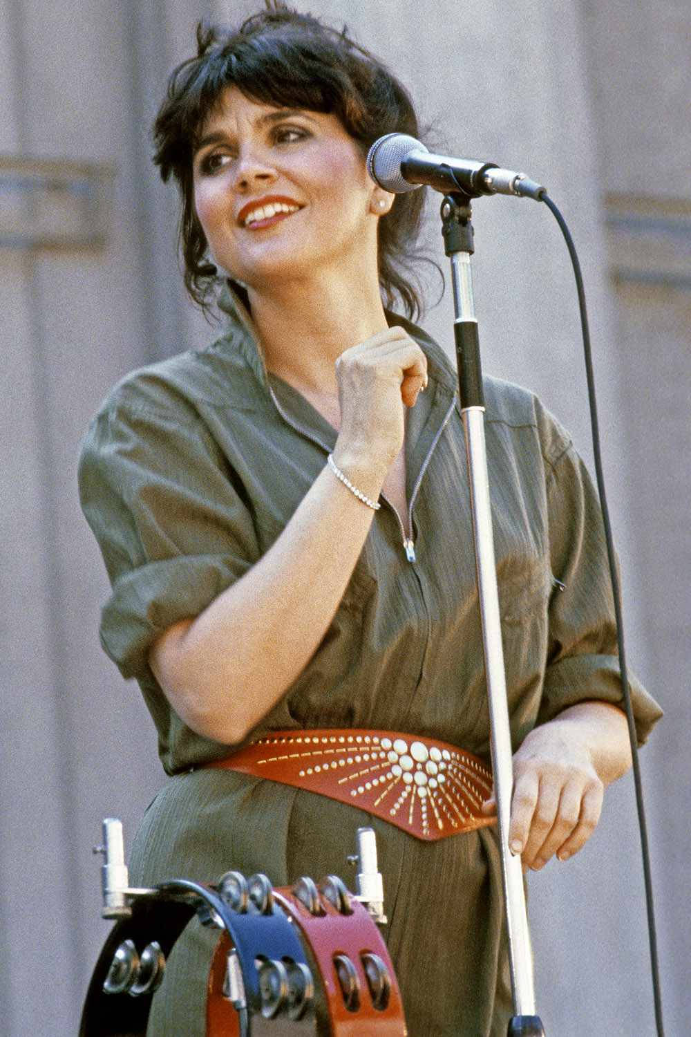 Iconic Performer Linda Ronstadt In Action Background