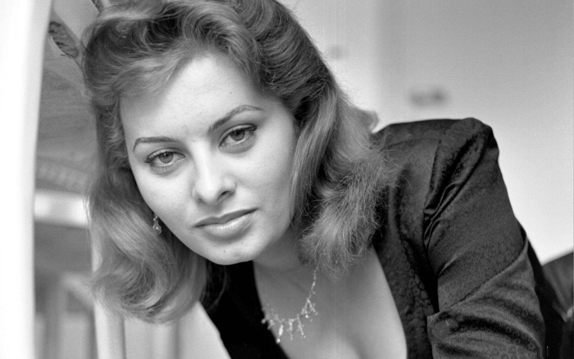 Iconic Sophia Loren - The Embodiment Of Enduring Grace And Elegance Background