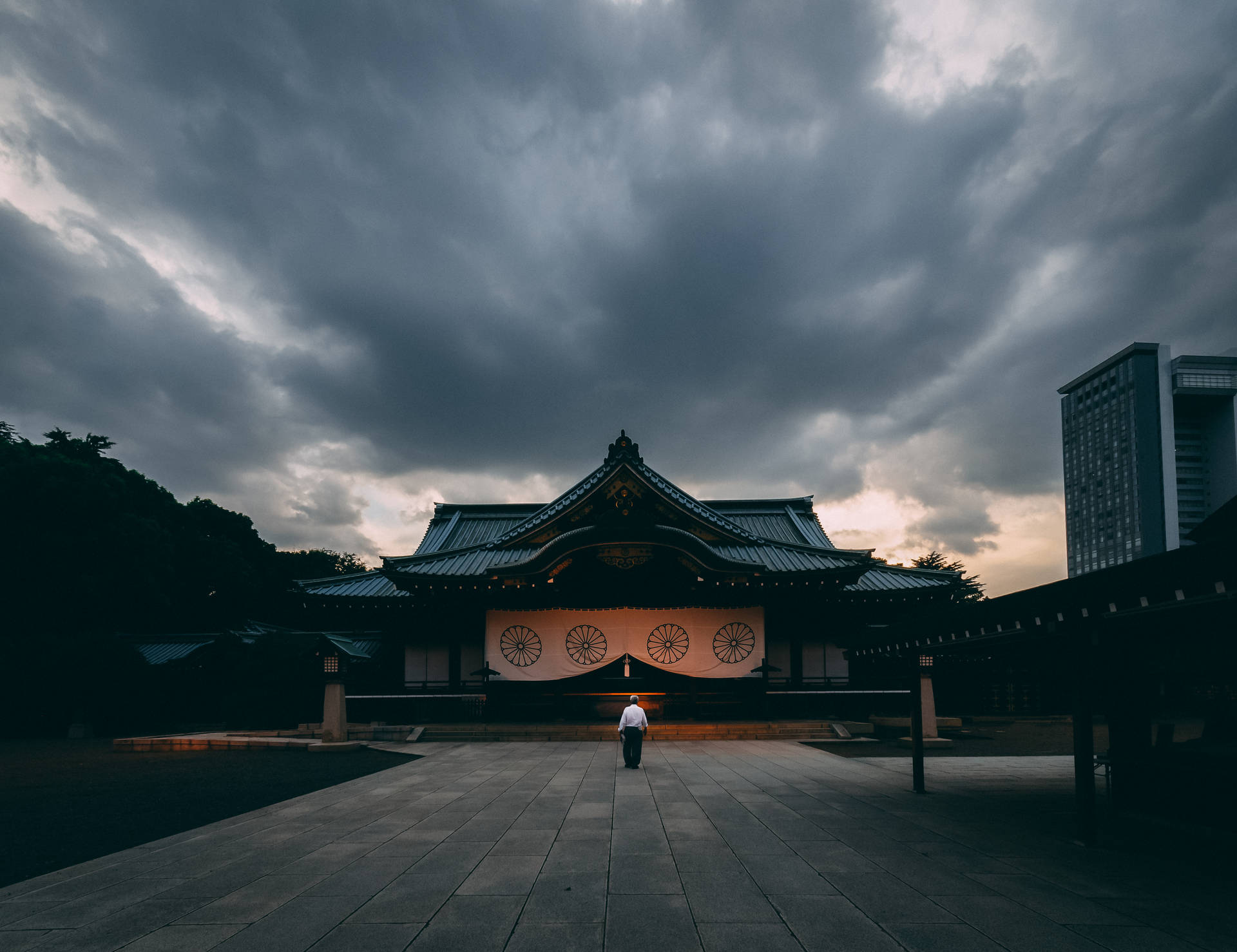 Illuminated By A Mysterious And Enthralling Glow, The Ancient City Of Japan Is Captivating. Background