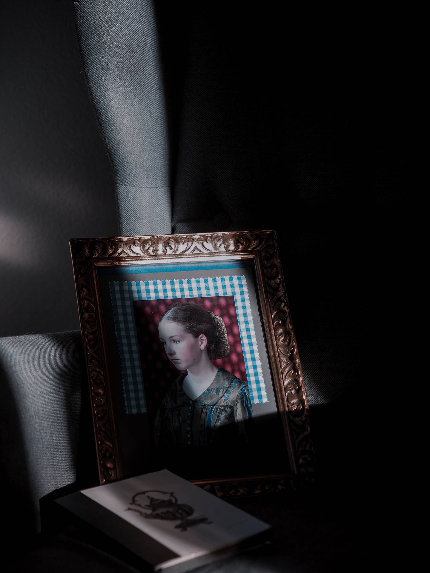 Illuminated Modernity: A Dark Vintage Portrait Background