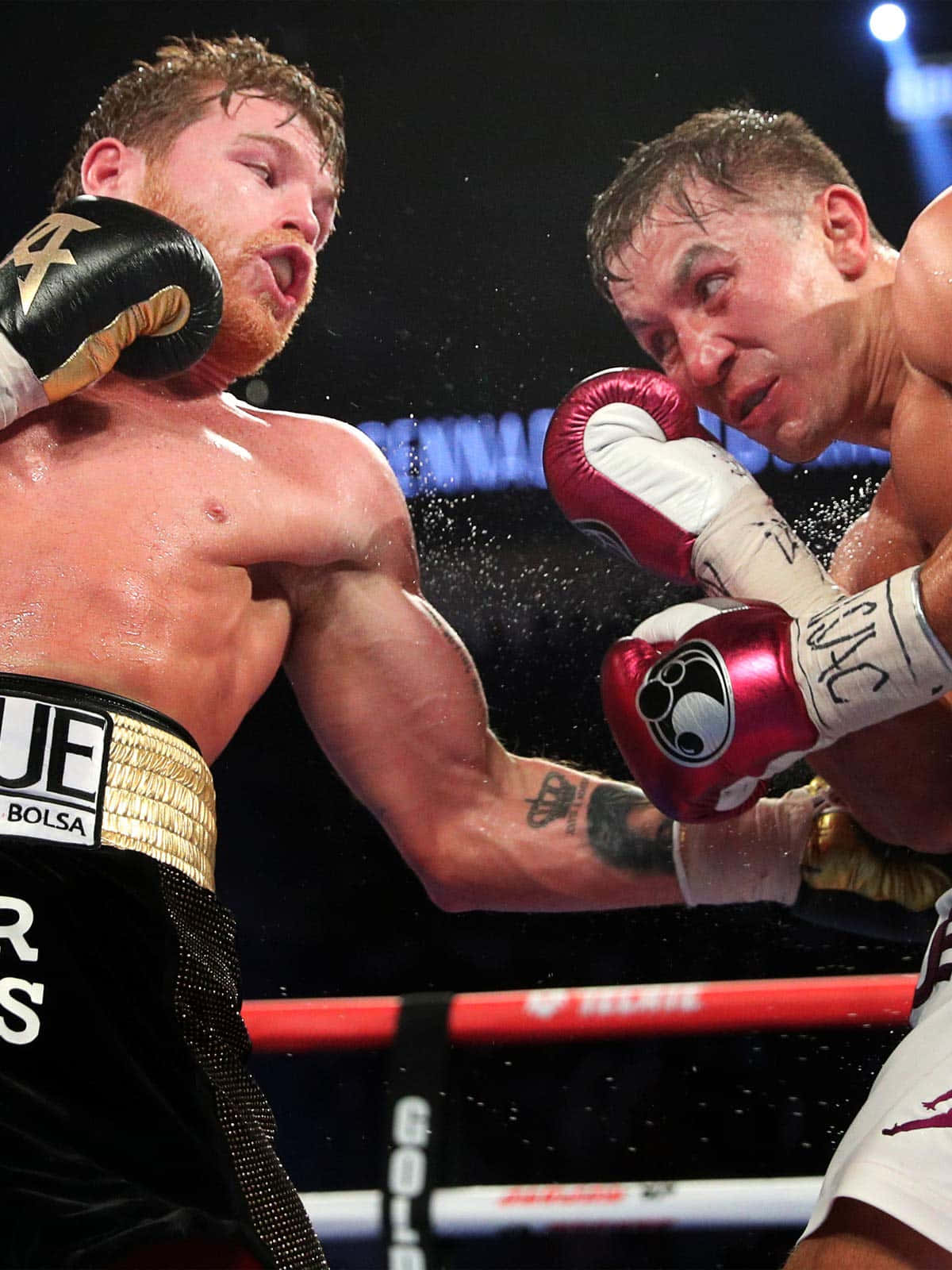 Image Boxer Canelo Alvarez Wincing After Taking A Punch Background