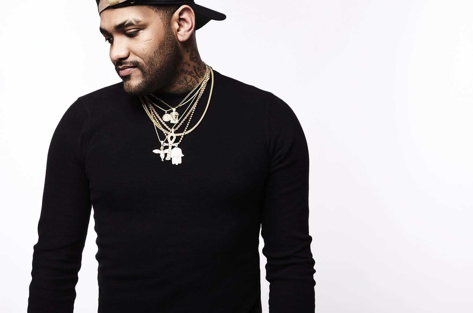 Image Joyner Lucas Rapping On Stage Background