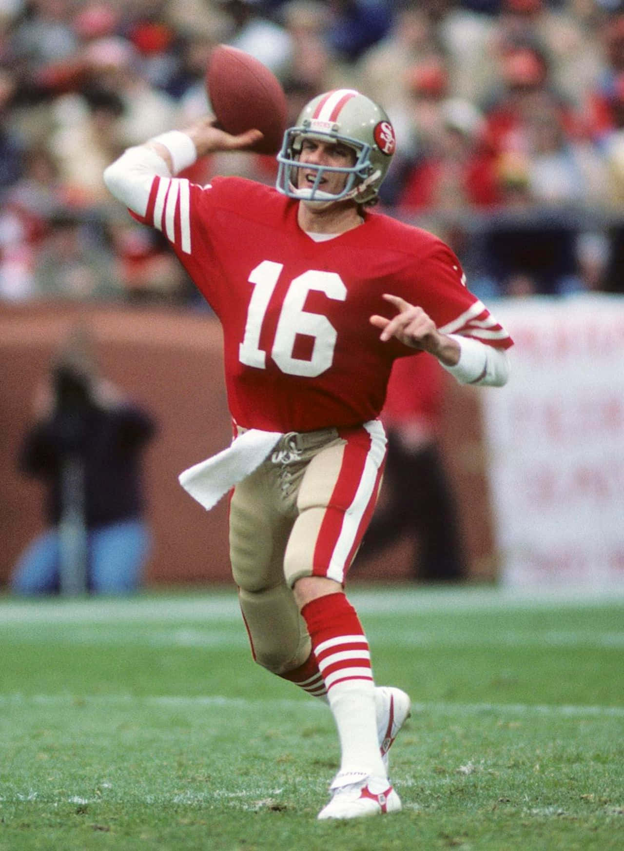 Image Legendary Nfl Quarterback Joe Montana Background