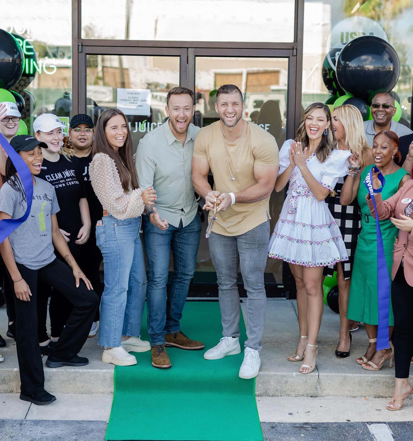 Image Tim Tebow Praying For Guidance On The Football Field Background