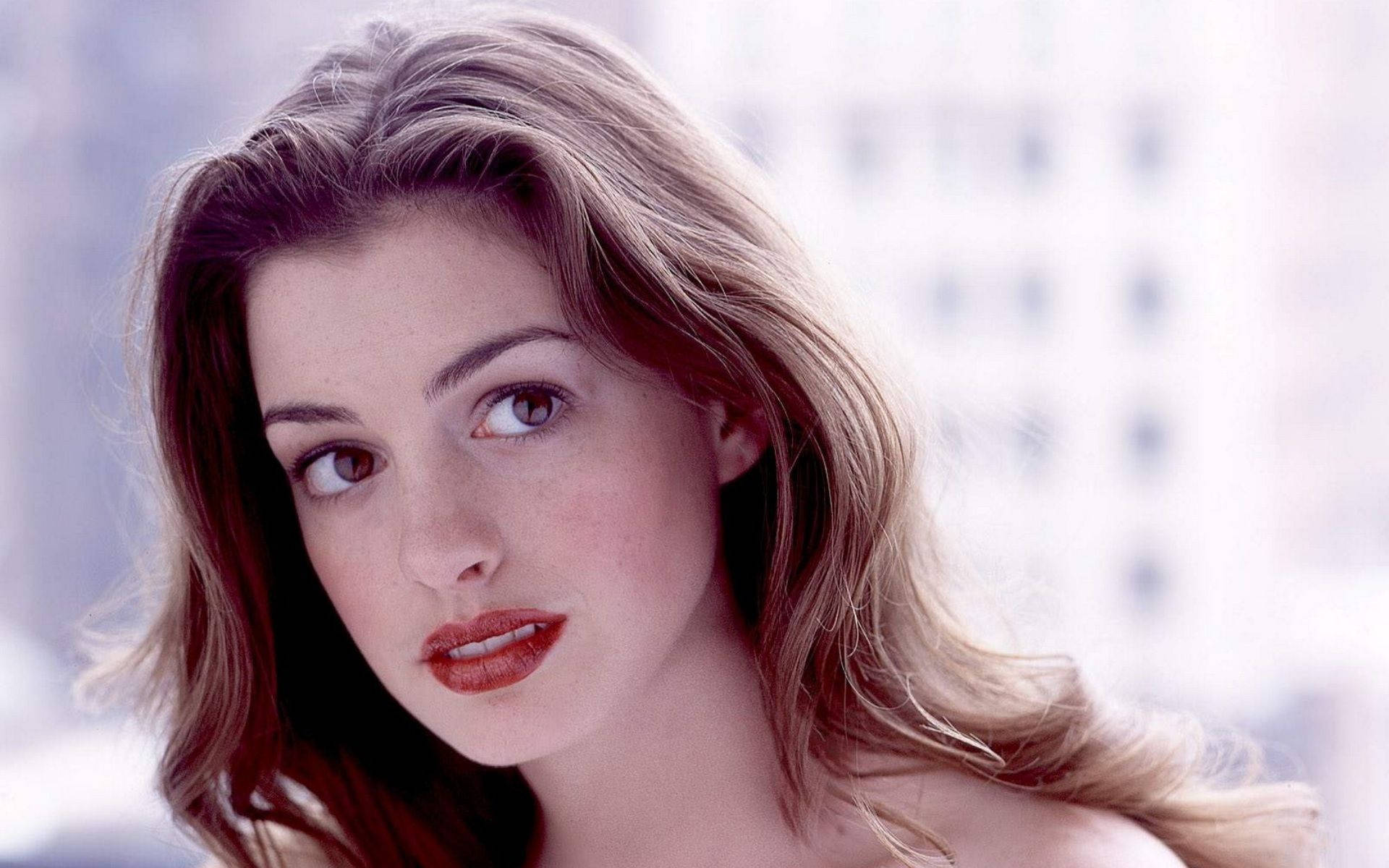 Image Young And Beautiful Anne Hathaway In Her Prime Background