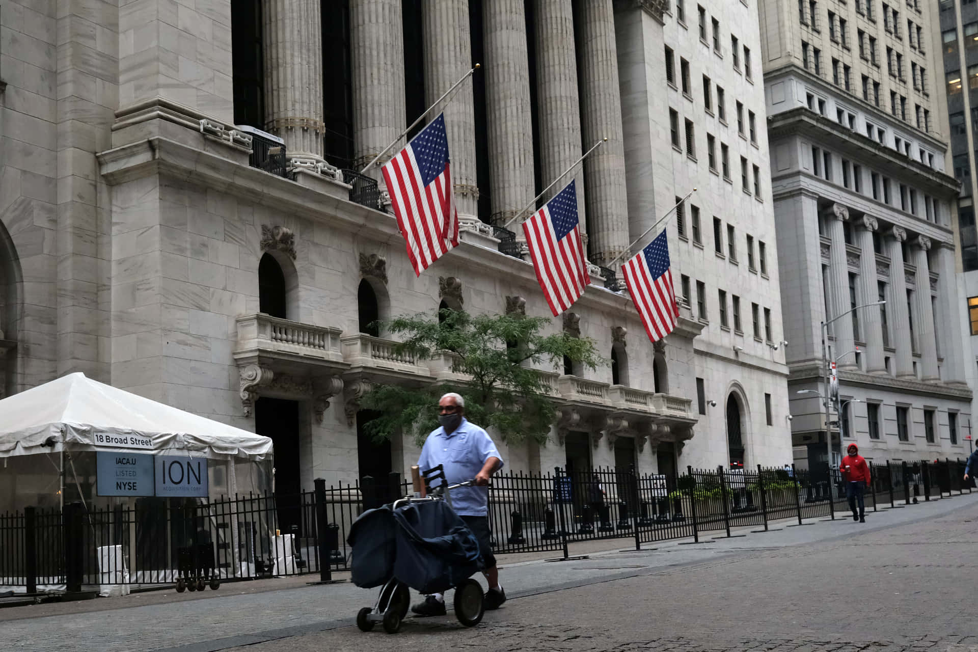 Immerse Yourself In The Beauty Of Wall Street Background