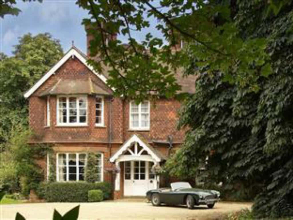 Impressive Modern House With A Spacious Garden Background