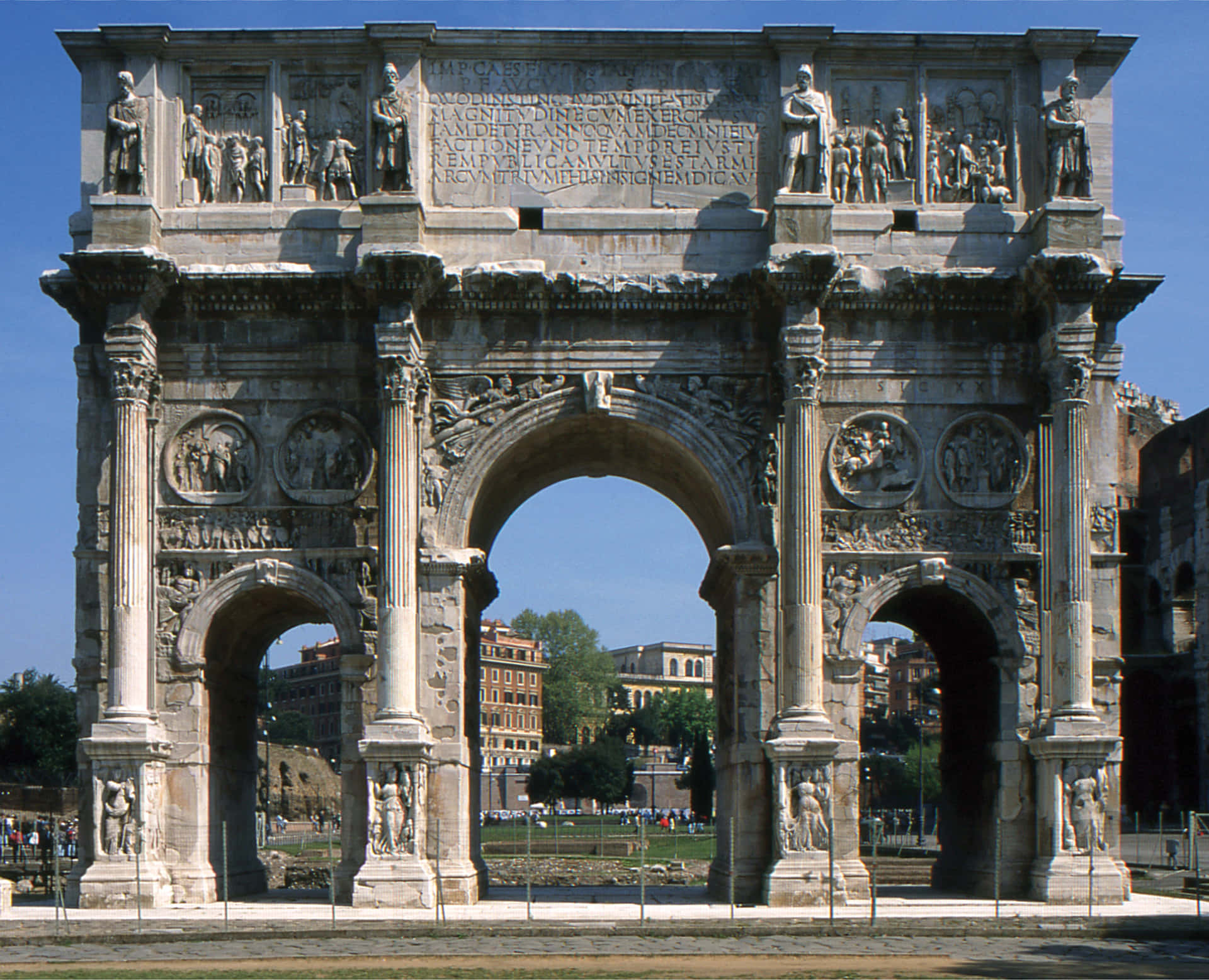 Impressive View Of The Arch Of Constantine In Rome, Italy Background