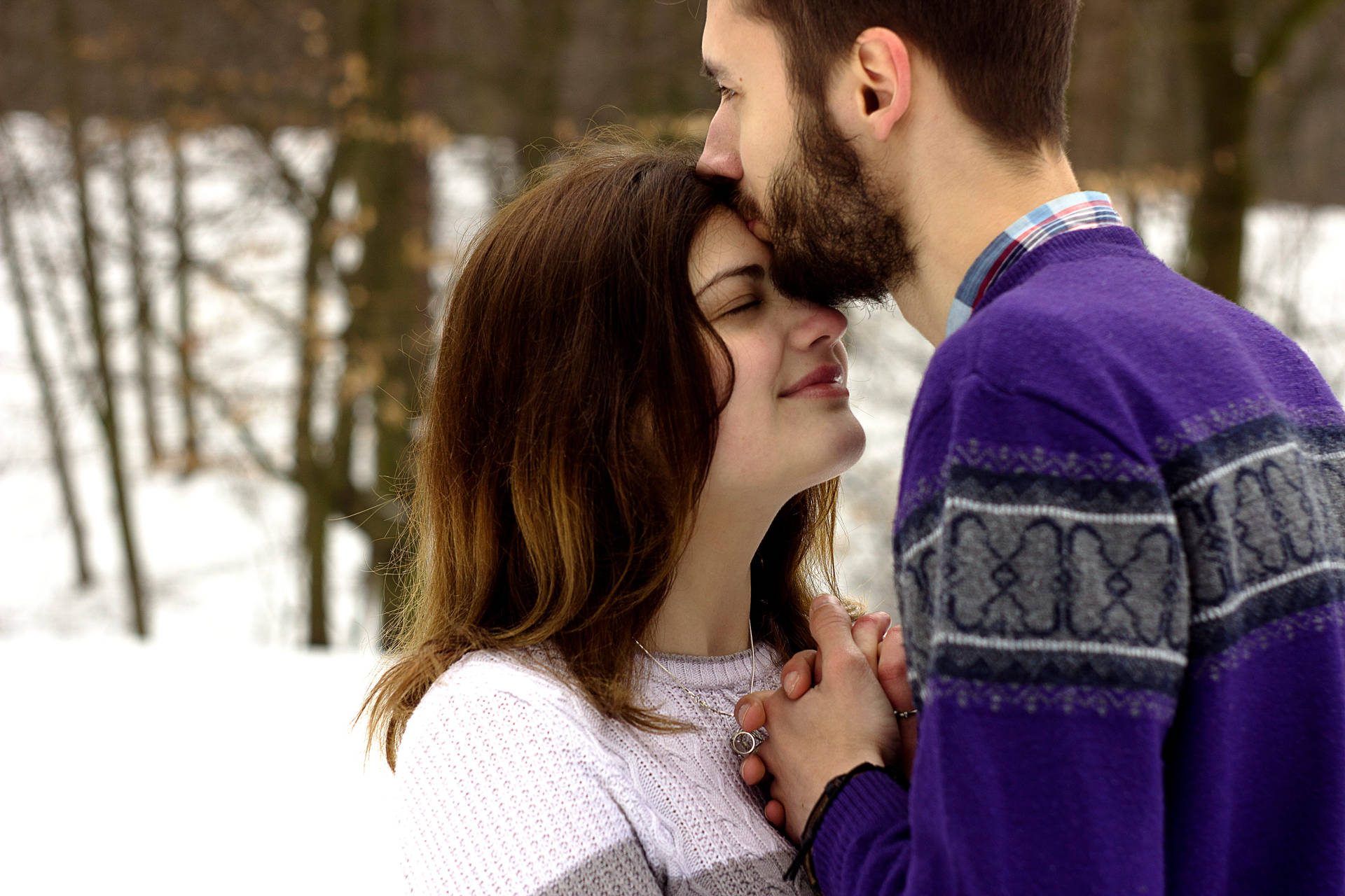 In Love Couples Holding Hands Background