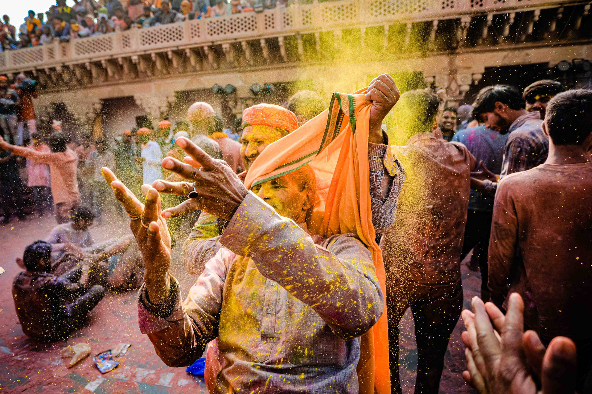 India Holi At Temple Background