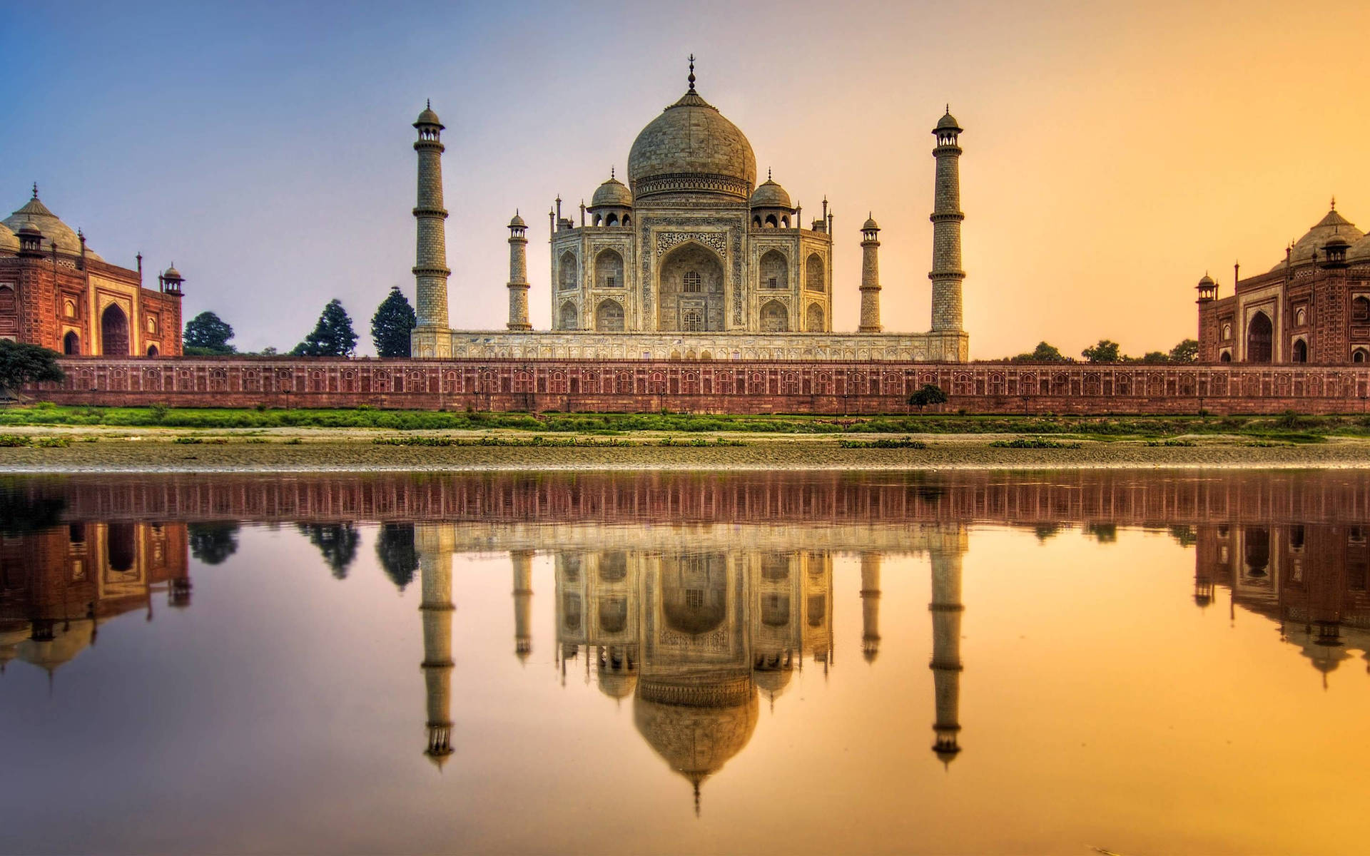 India's Taj Mahal Mirrored Perfectly Background