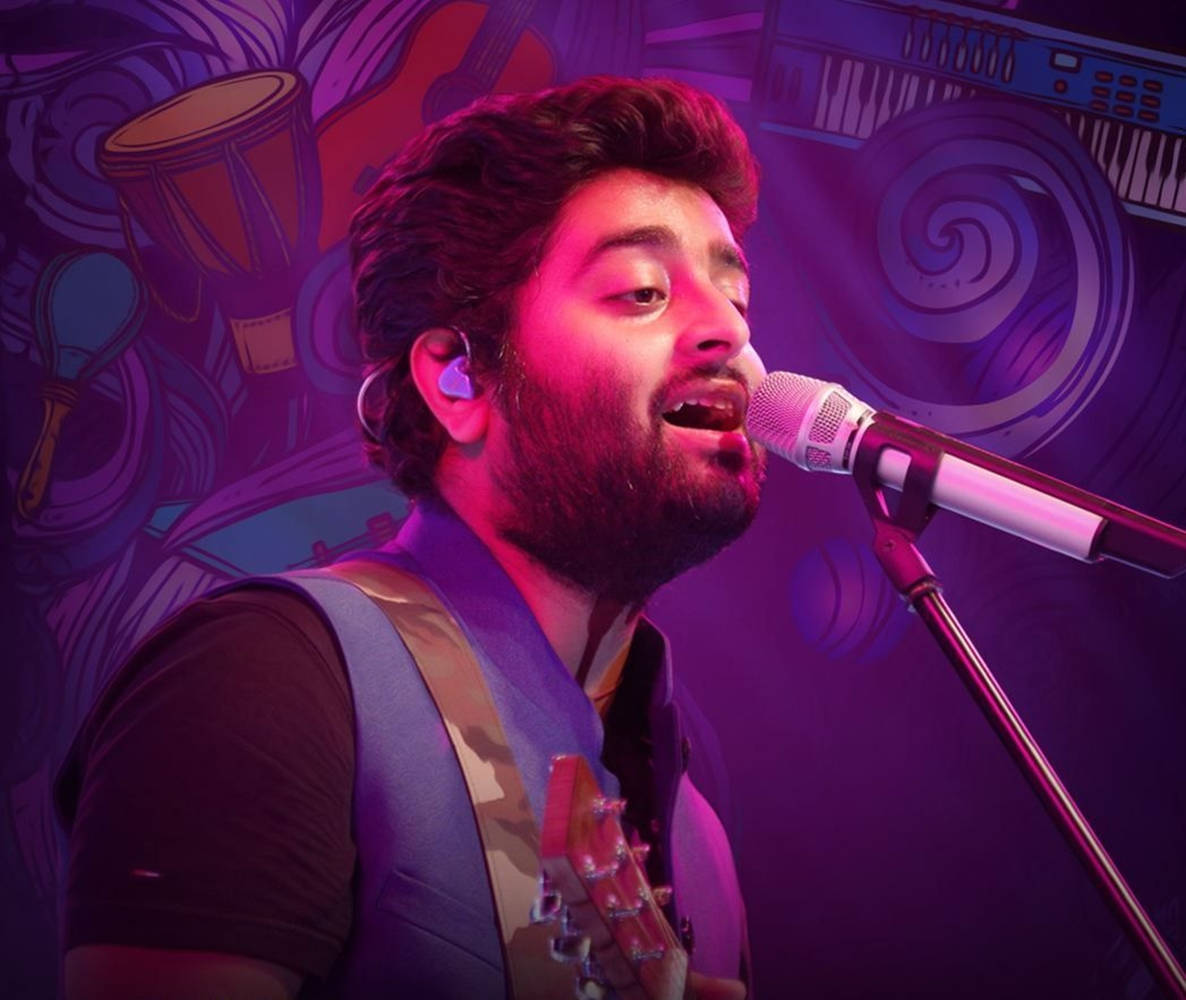 Indian Singer Arijit Singh Singing Live On Stage