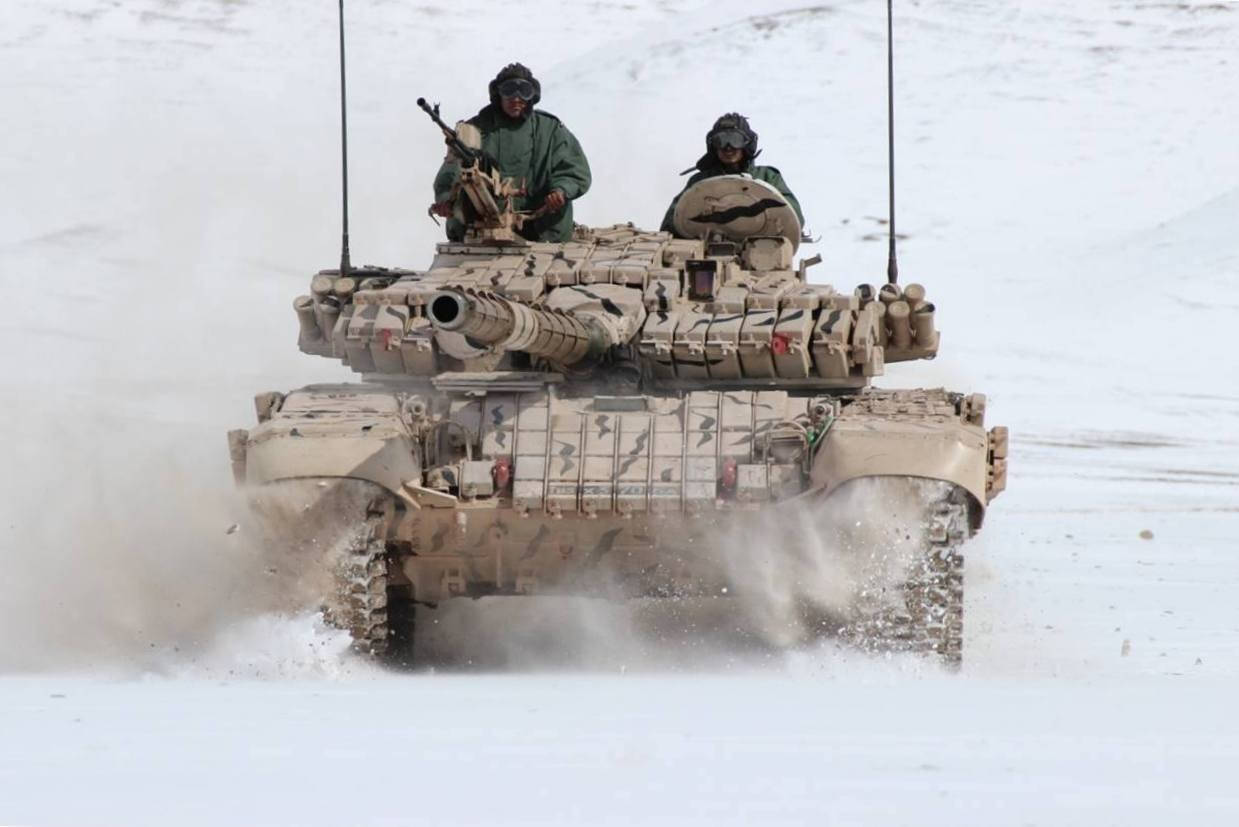 Indian Soldiers In T-90s In Snow