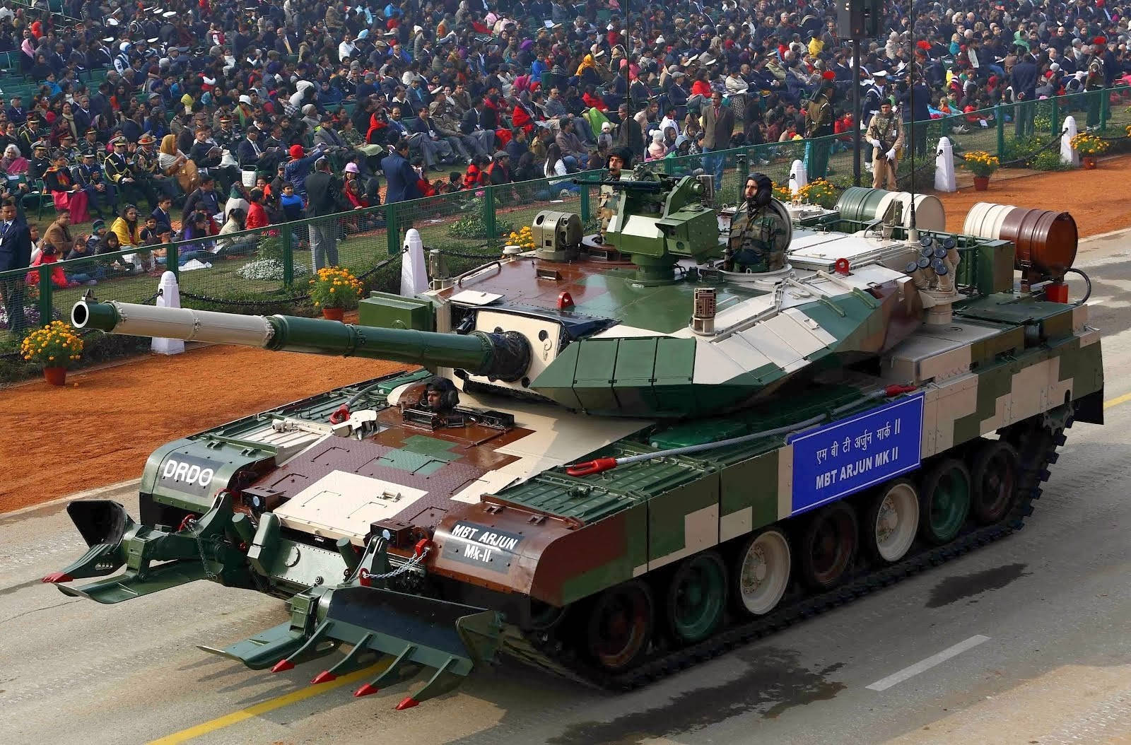Indian Soldiers On Arjun Mbt Background