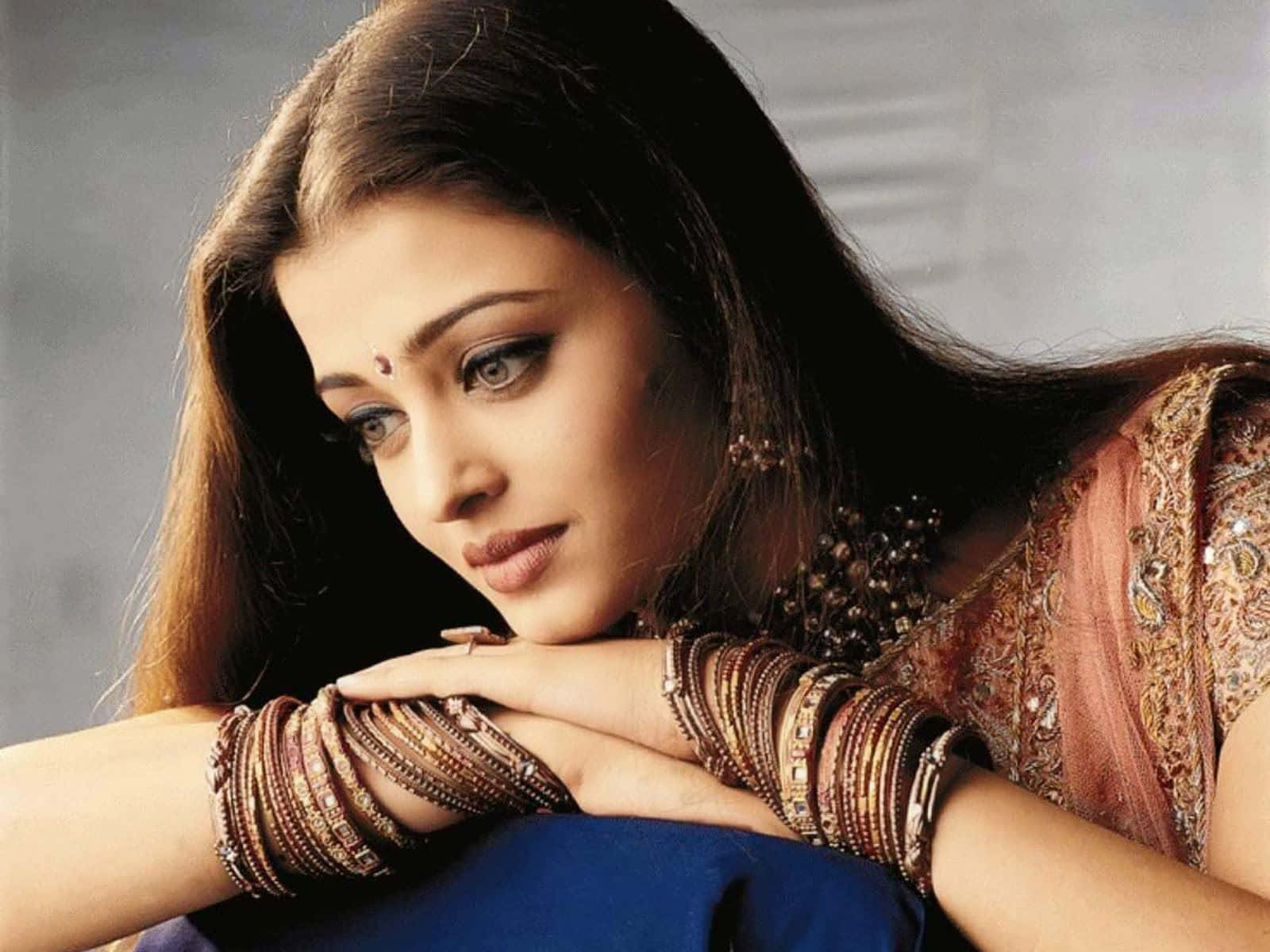 Indian Woman Bollywood Star Aishwarya Rai As Nandini Background