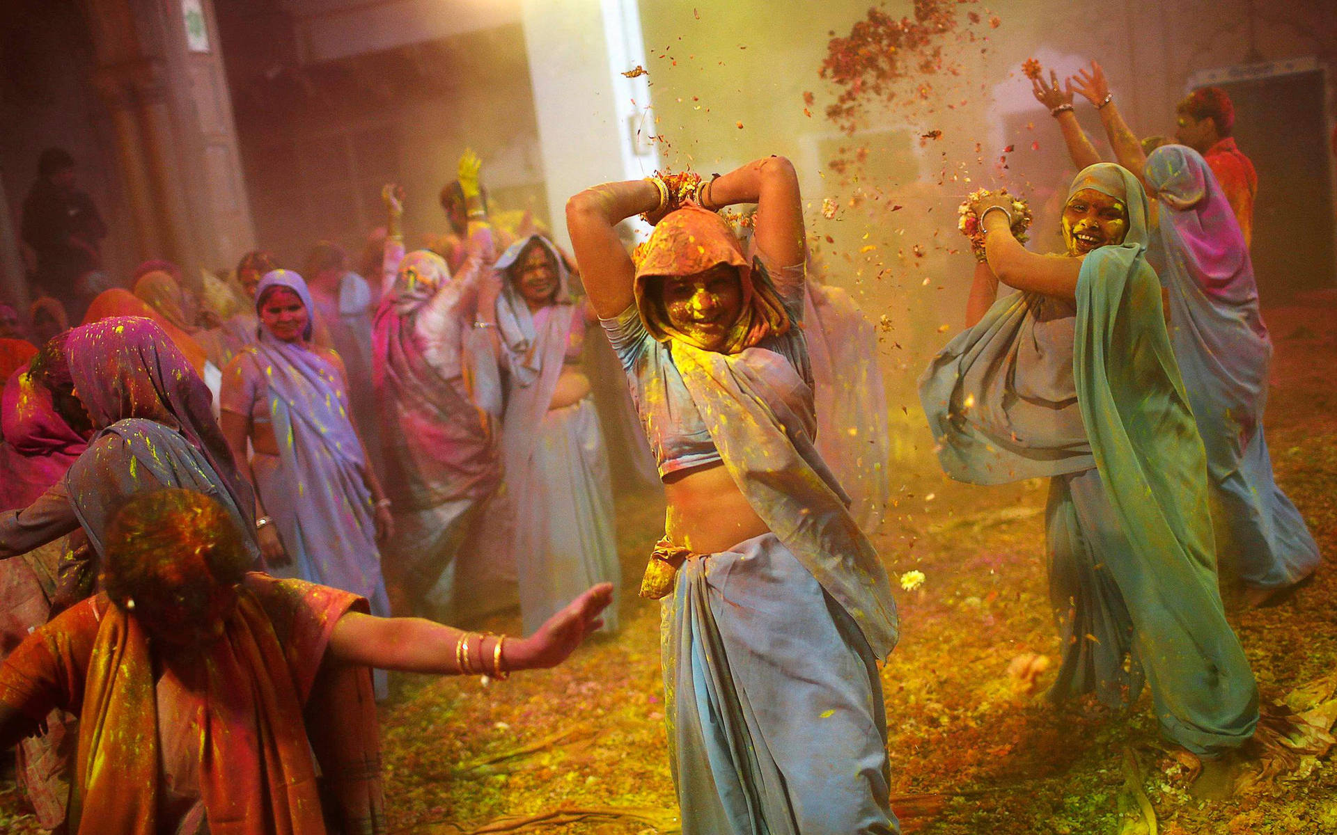 Indian Women Celebrating Happy Holi Hd Background