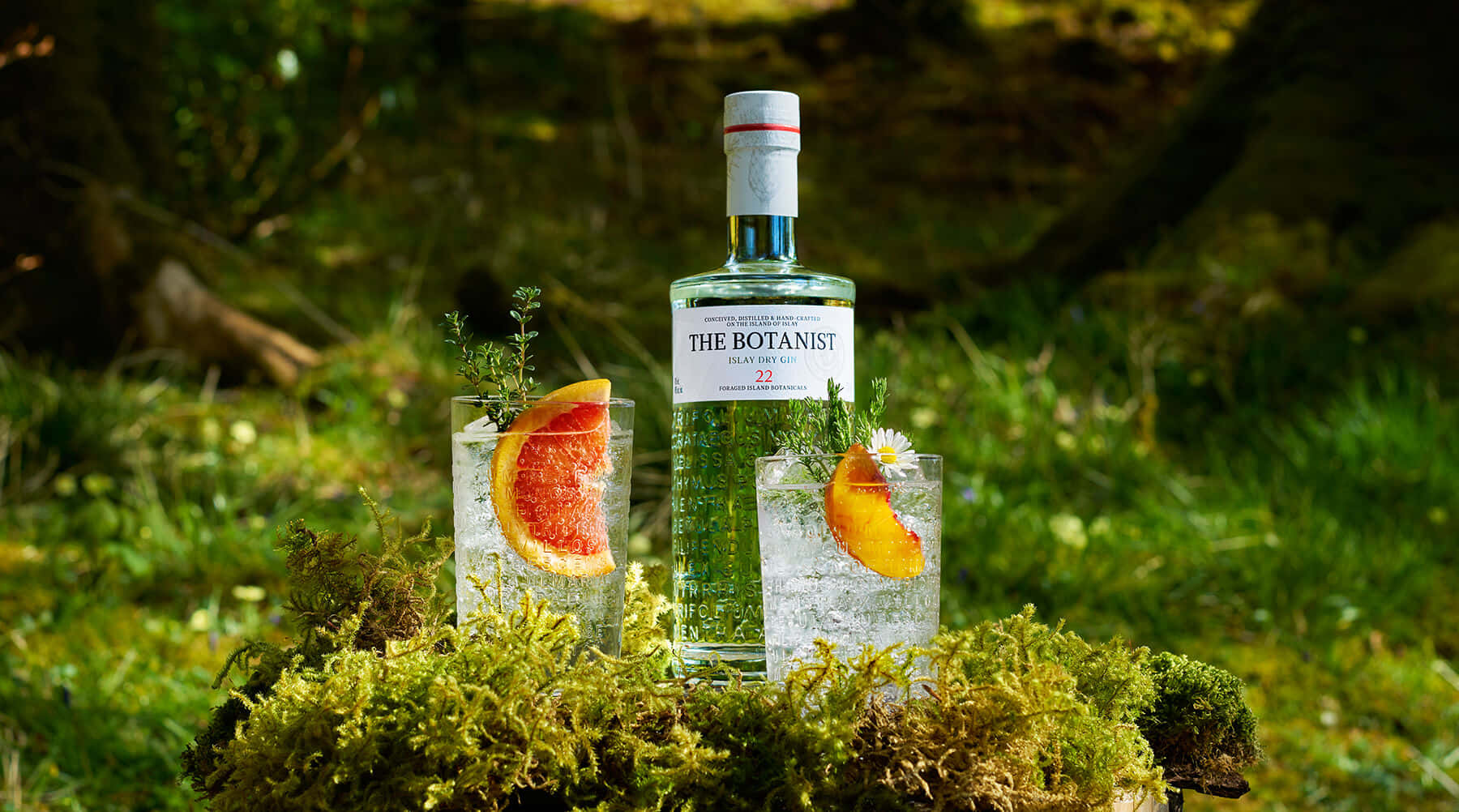 Indulge In The Botanist Islay Dry Gin: A Deluxe Beverage Experience Background