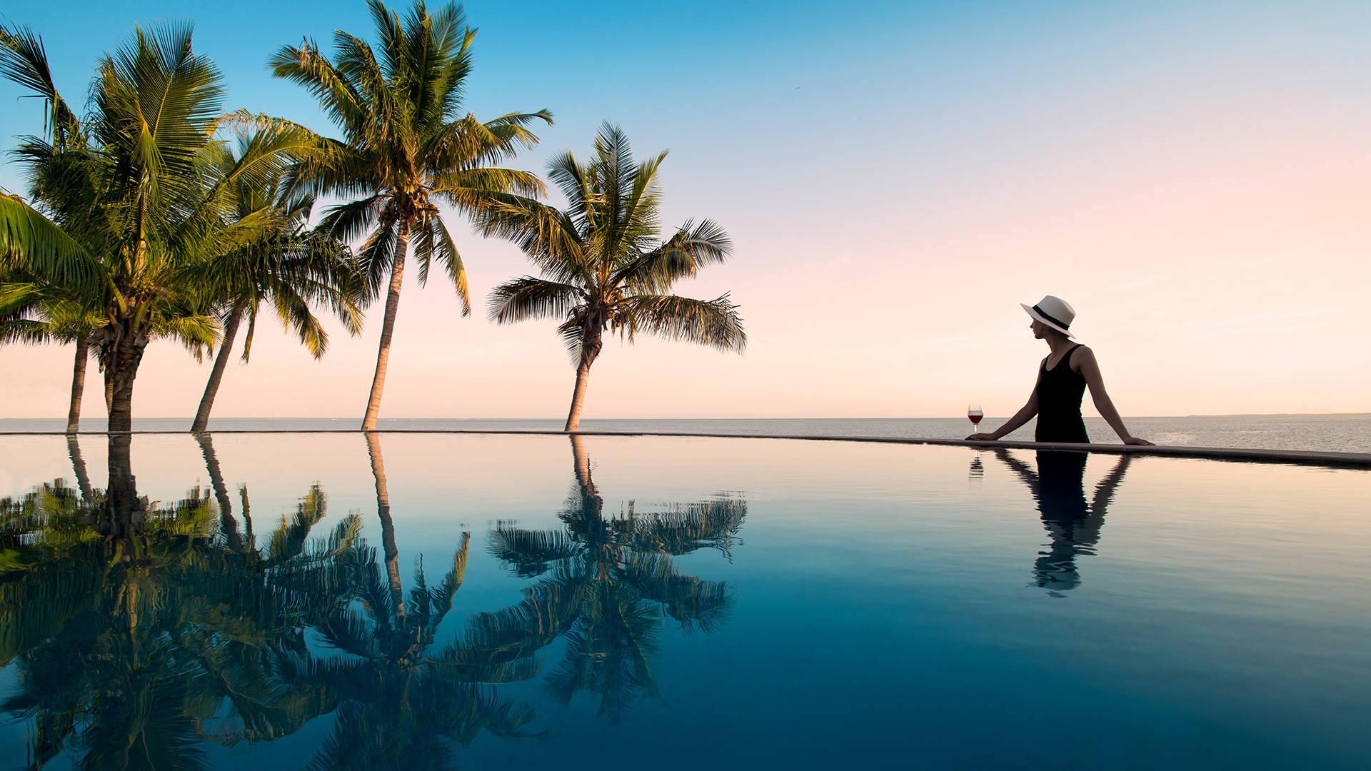 Infinity Pool At Mozambique Hotel Background