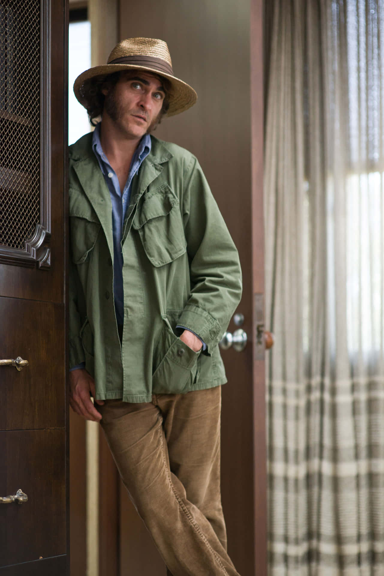 Inherent Vice Actor Joaquin Phone Background