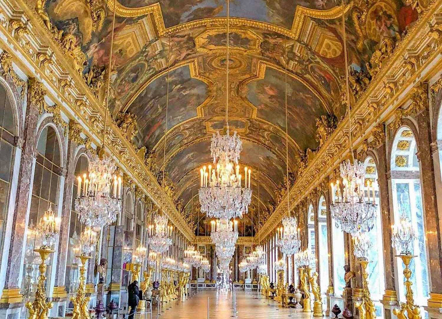 Inside The Hall Of Mirrors In The Palace Of Versailles Background