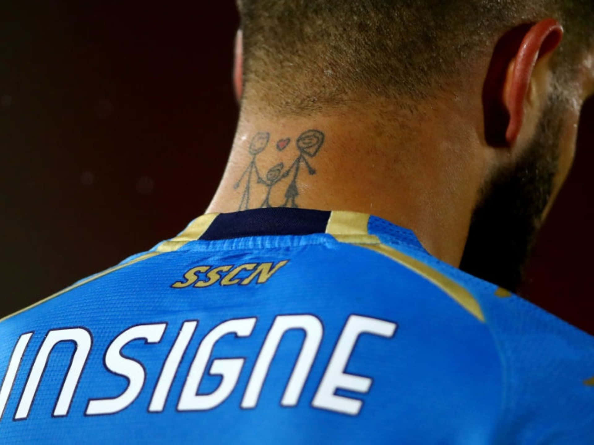 Insigne Tatuaje En El Cuello Background