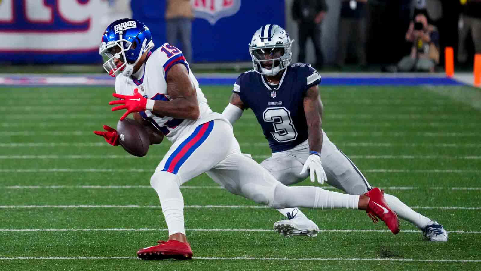 Intense Football Match Kenny Golladay Background
