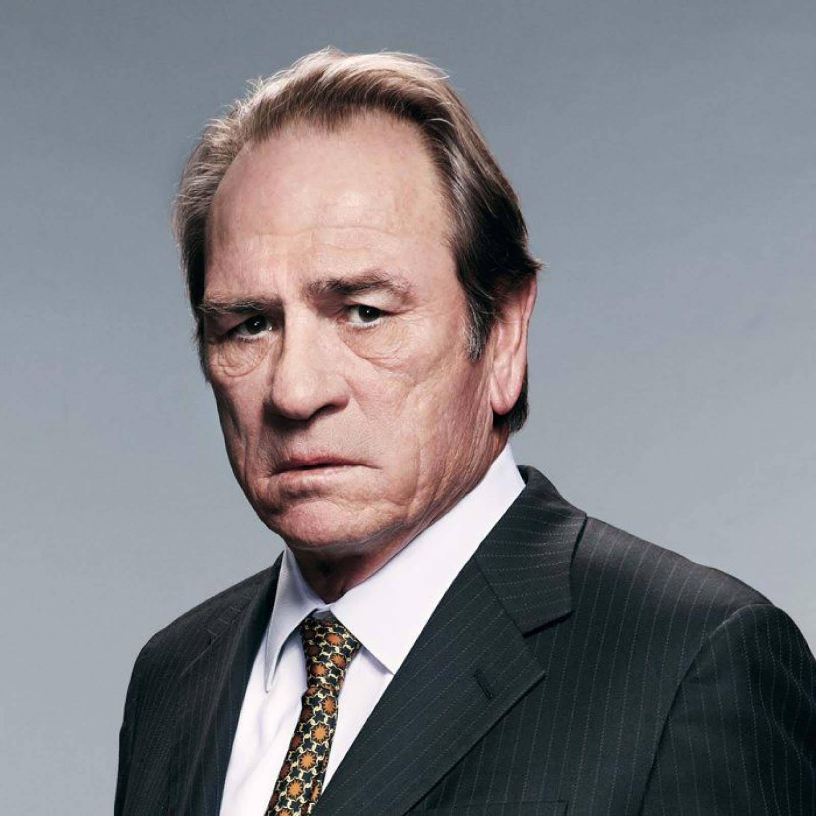 Intense Gaze Of Tommy Lee Jones Background