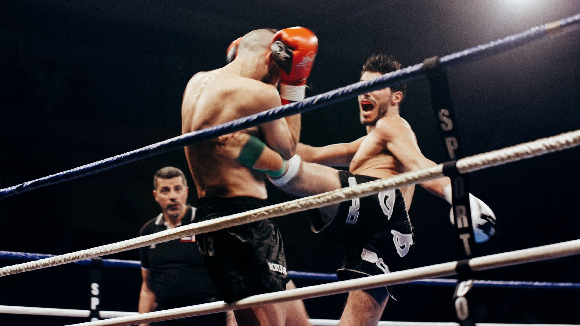 Intense Kickboxing Duel On The Ring