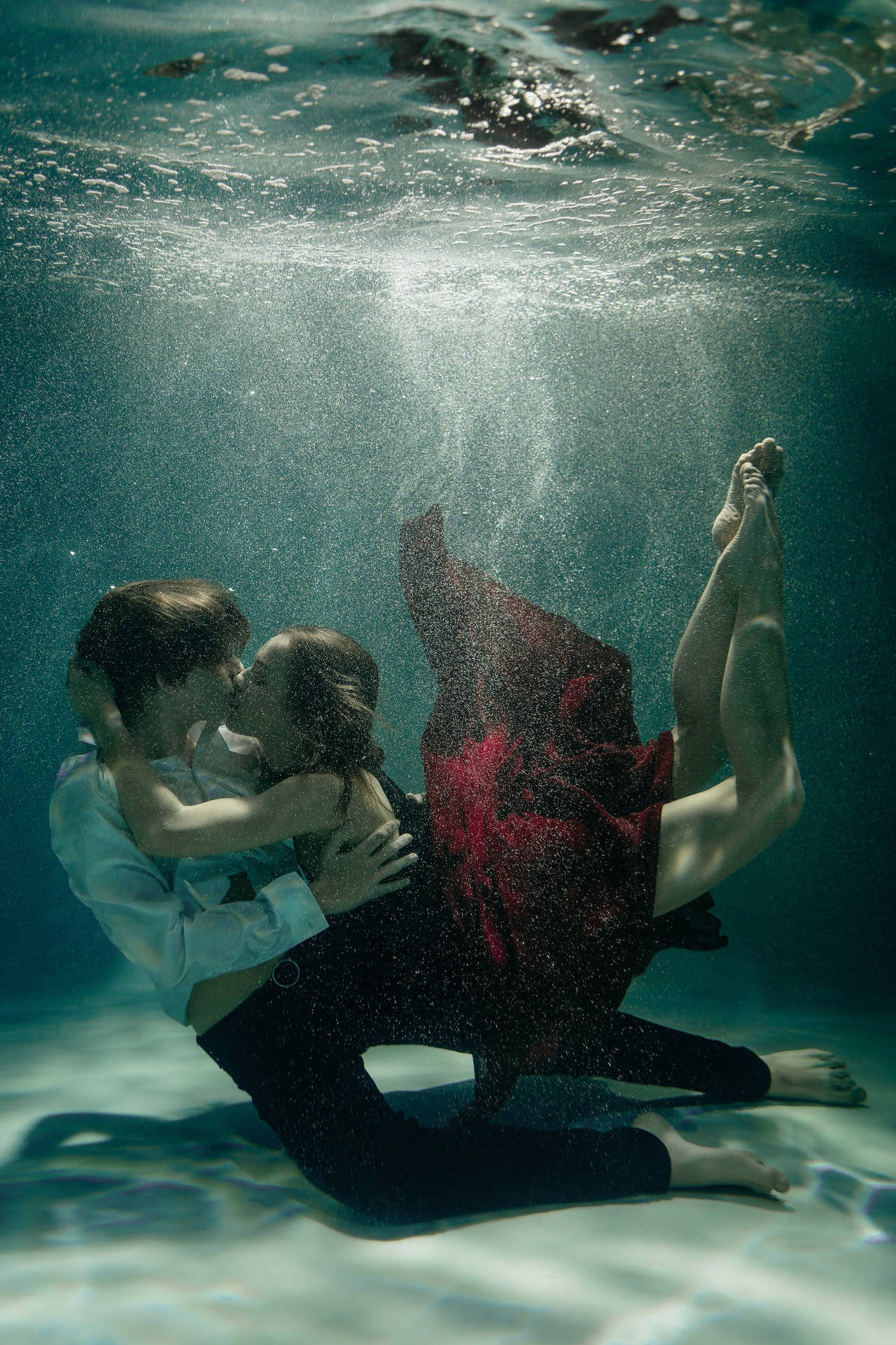 Intimate Underwater Kiss Love Iphone Background