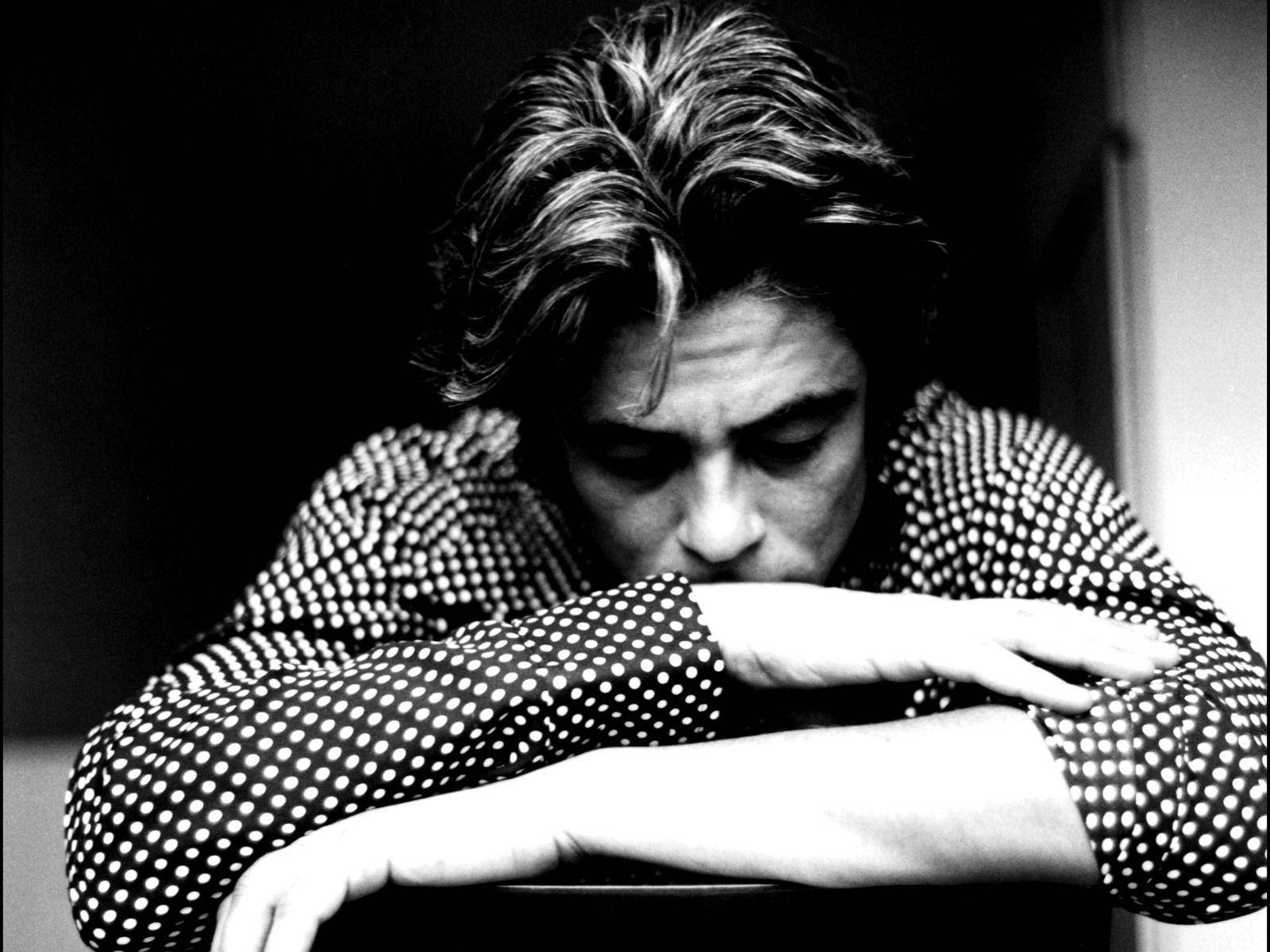 Intriguing Monochrome Artistry Of Benicio Del Toro Background