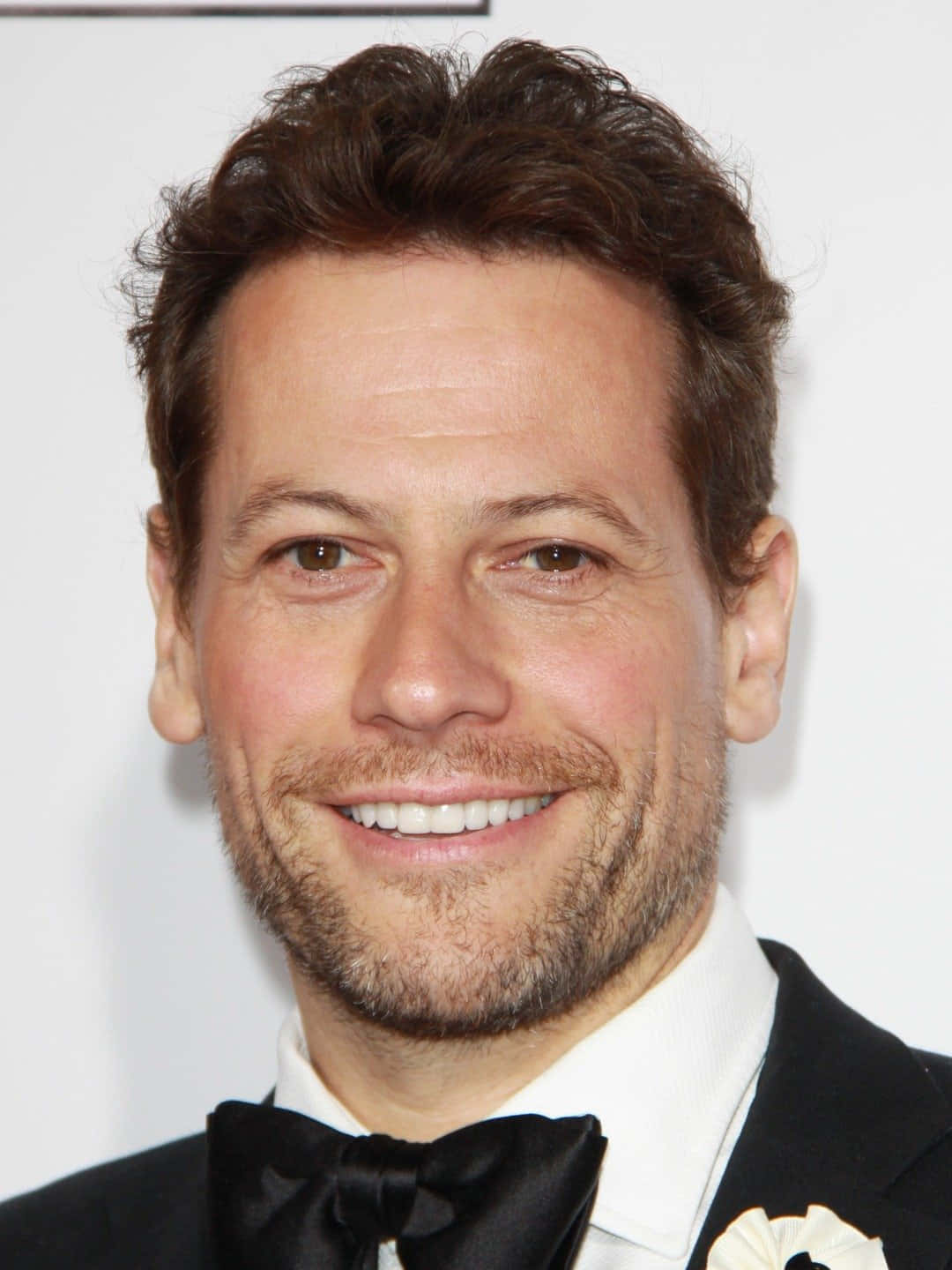 Ioan Gruffudd 1080 X 1440 Background