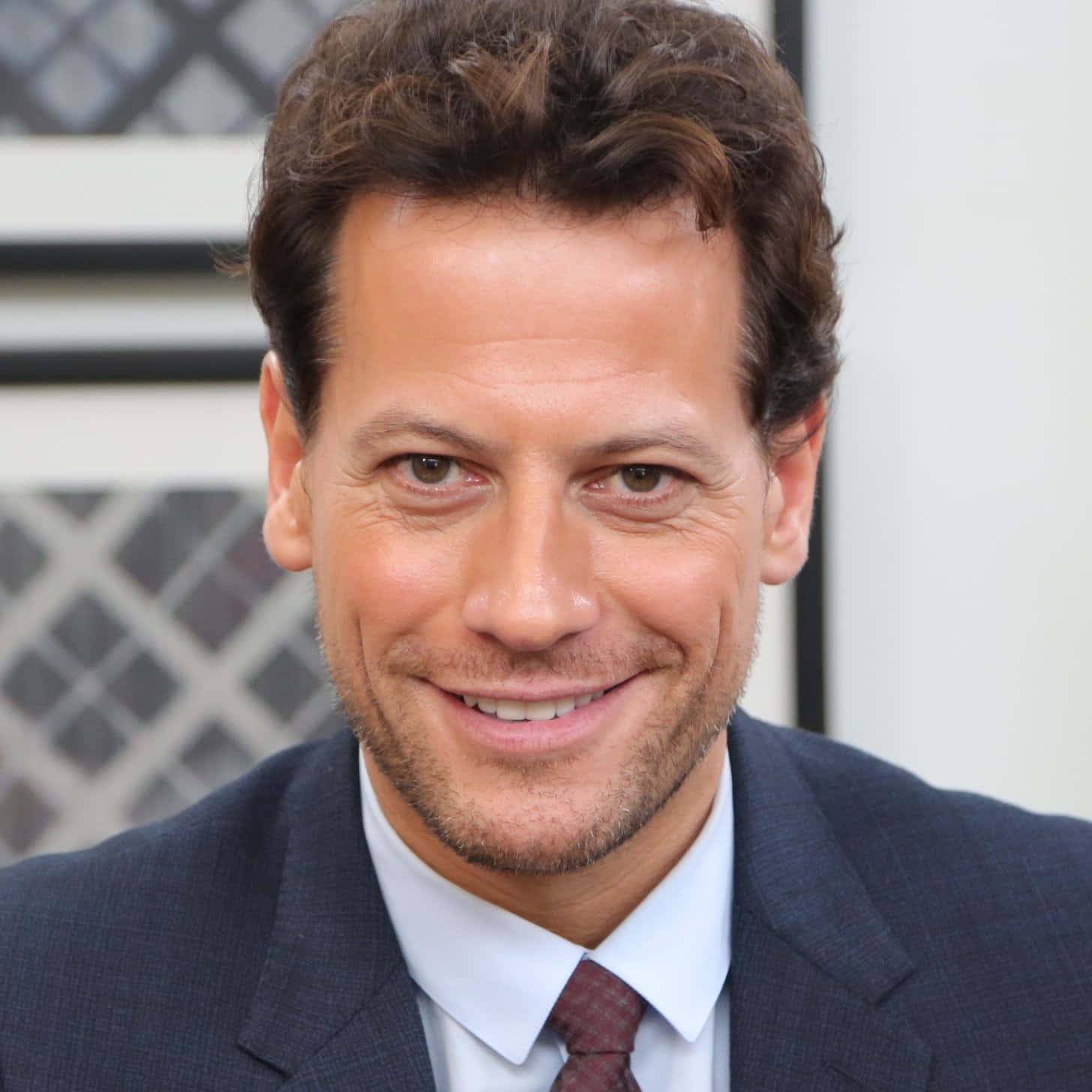 Ioan Gruffudd Background