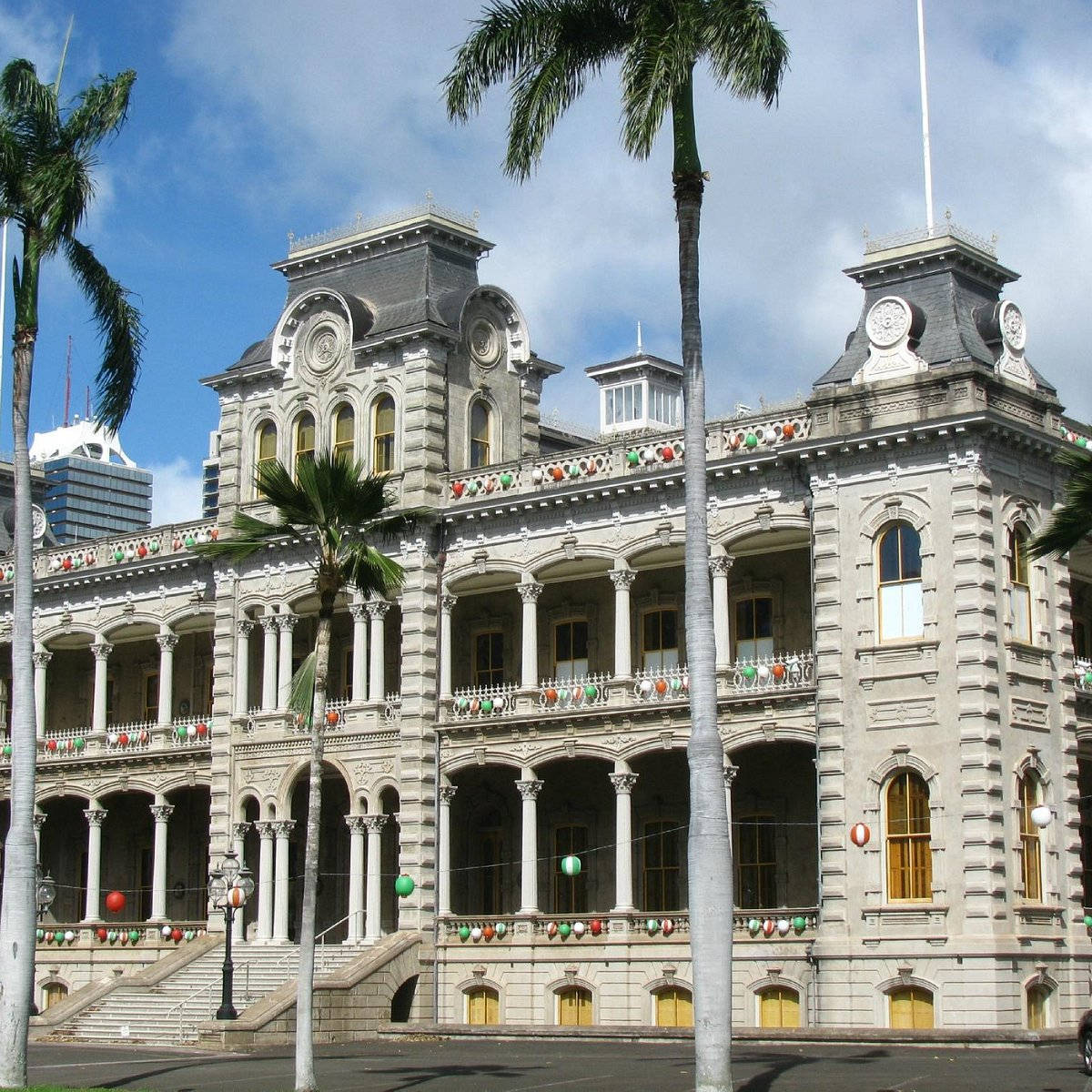 Iolani Palace Decorated With Lanterns Background