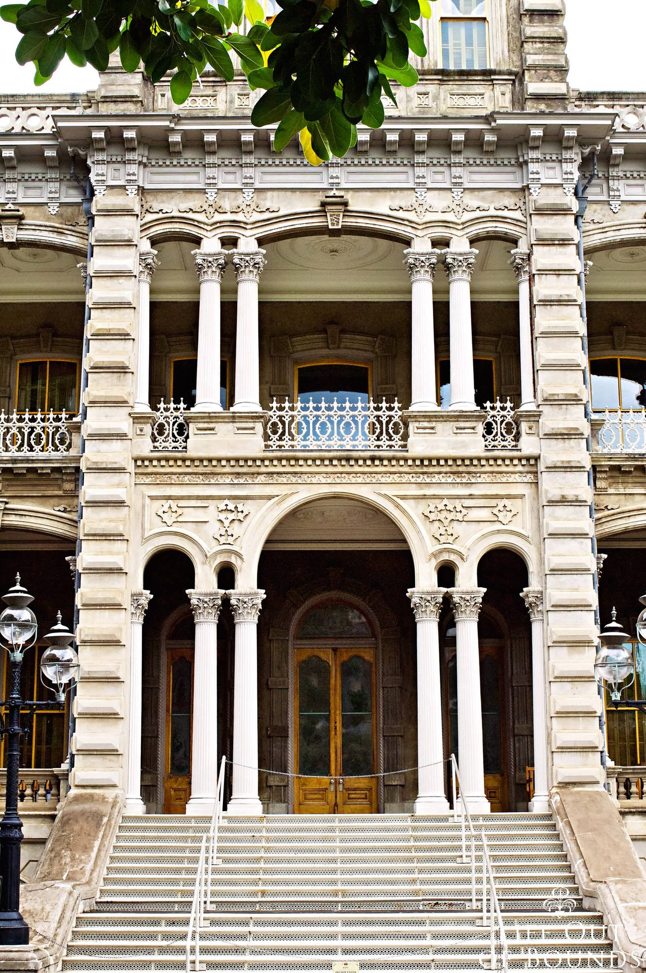 Iolani Palace Entrance Phone Background