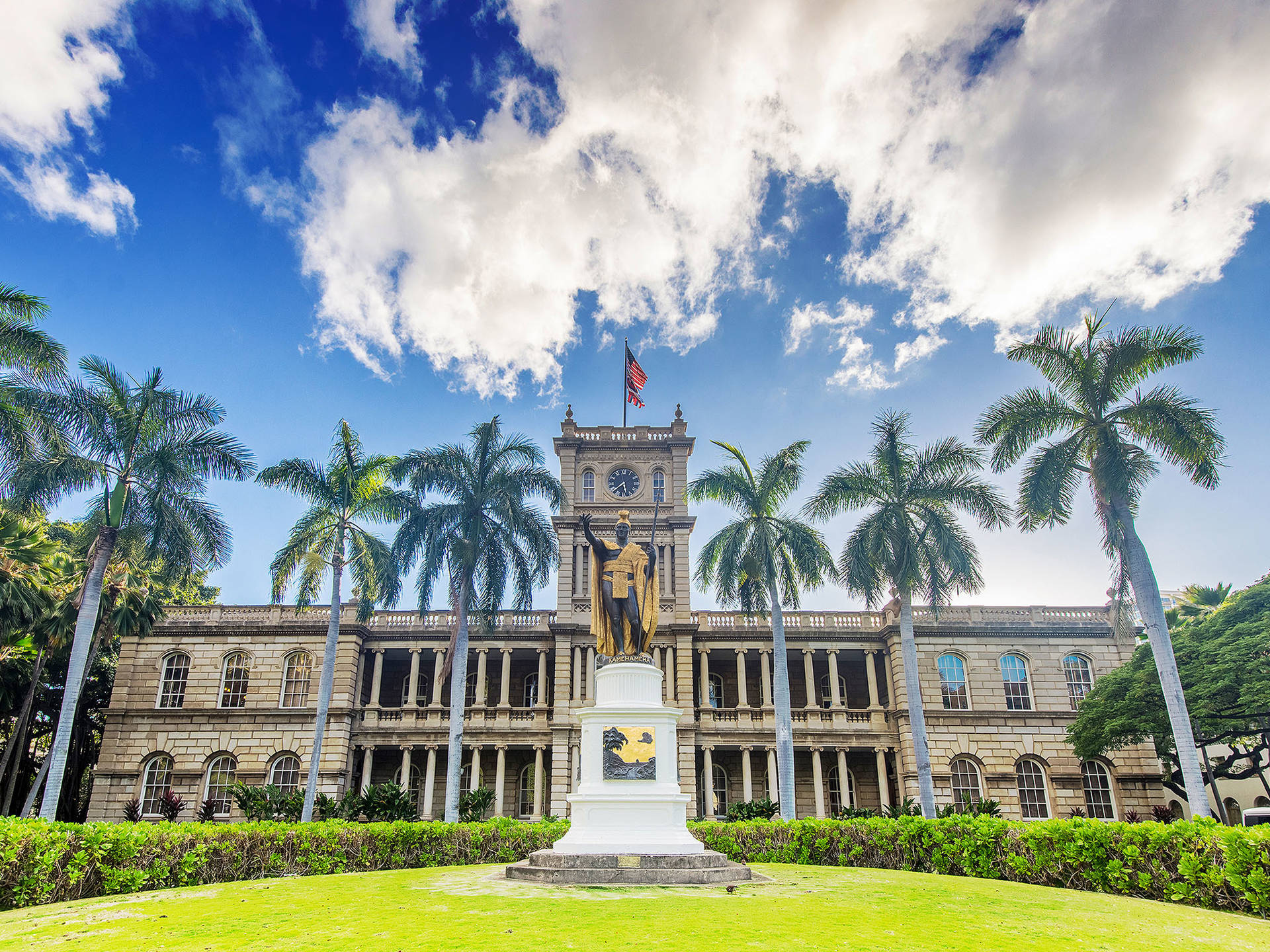 Iolani Palace King Kamehameha Statue Background