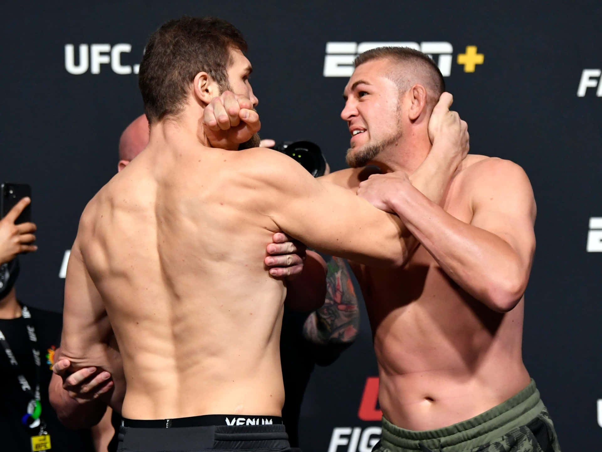 Ion Cuțelaba Grabbing Dustin Jacoby Head Background