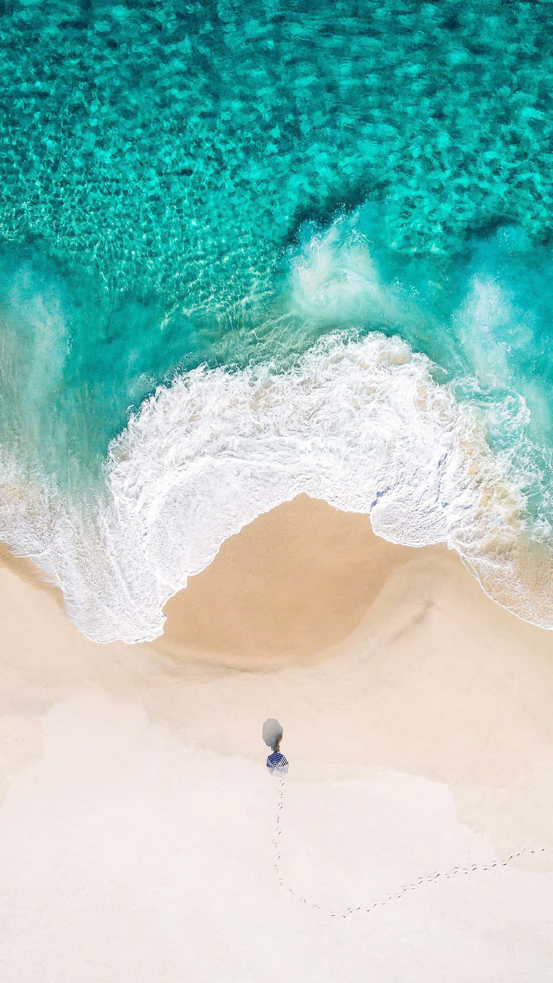 Ios 1 Light Blue Clear Ocean Waves Background