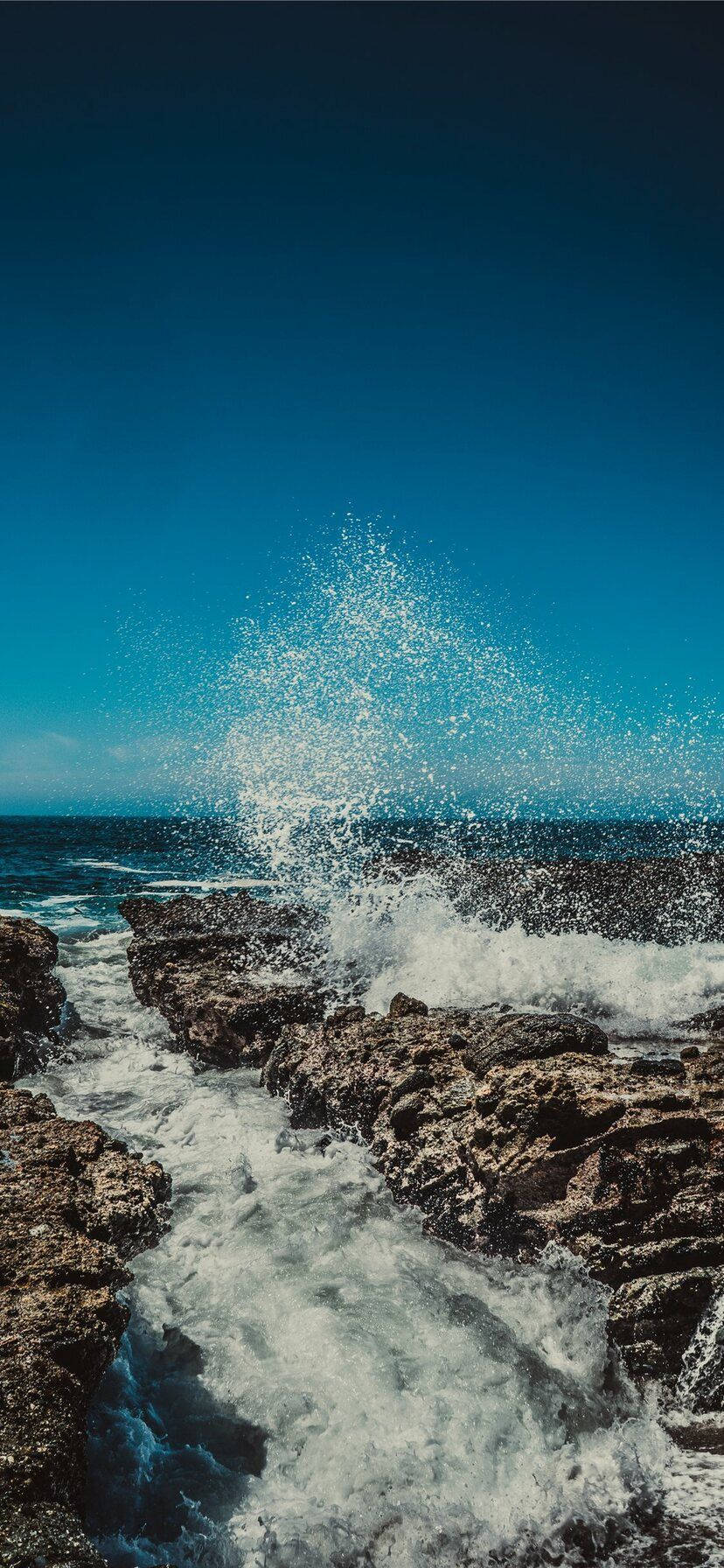 Iphone 4k Beach Waves Crashing Rocks Background