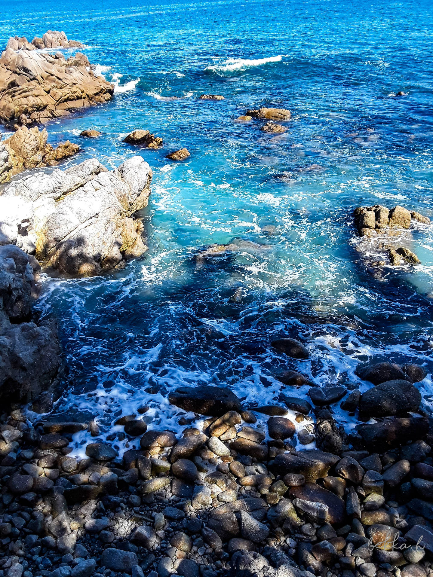 Iphone 7 Beach Shore With Rocks Background