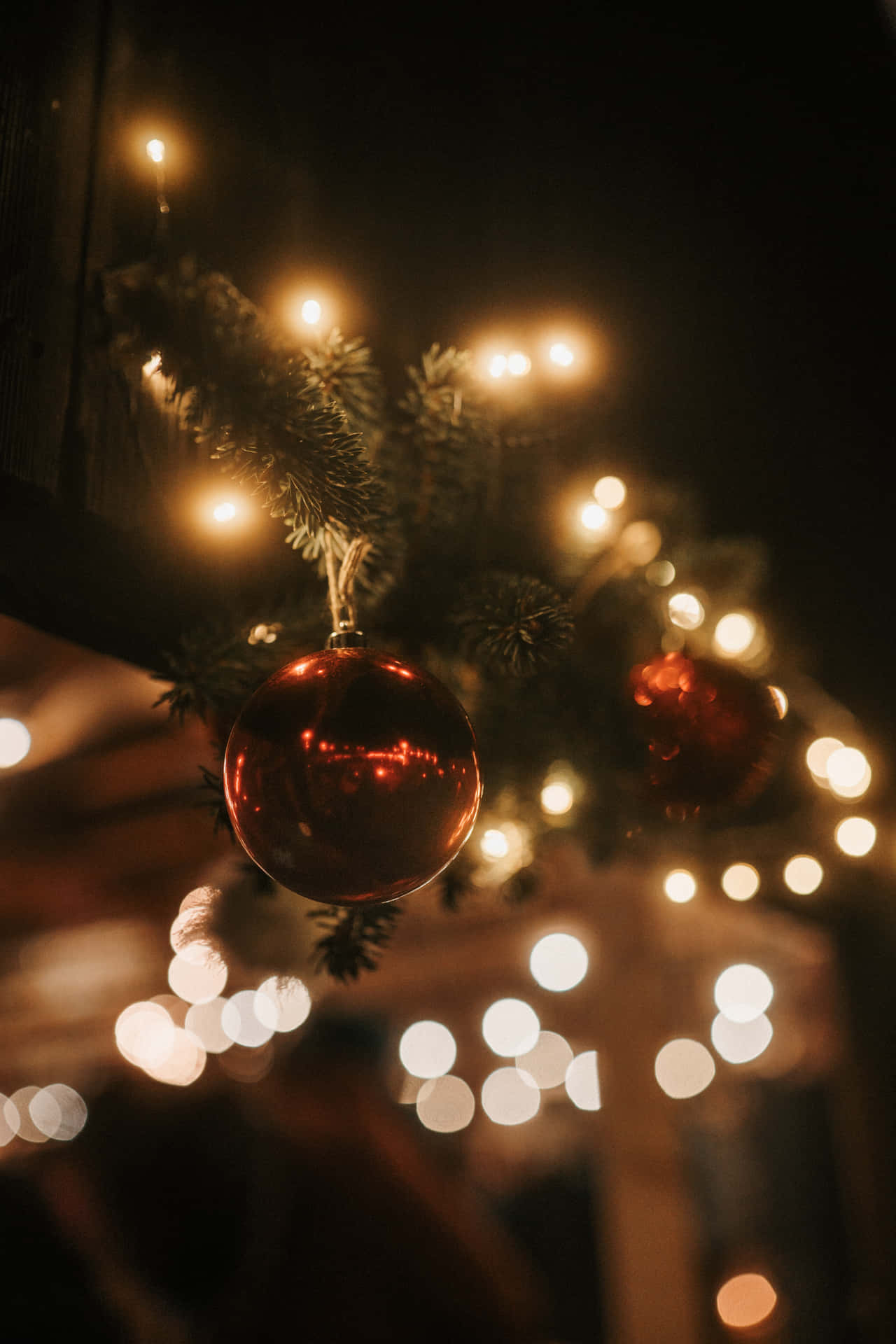 Iphone Christmas Aesthetic Red Ball Lights Background