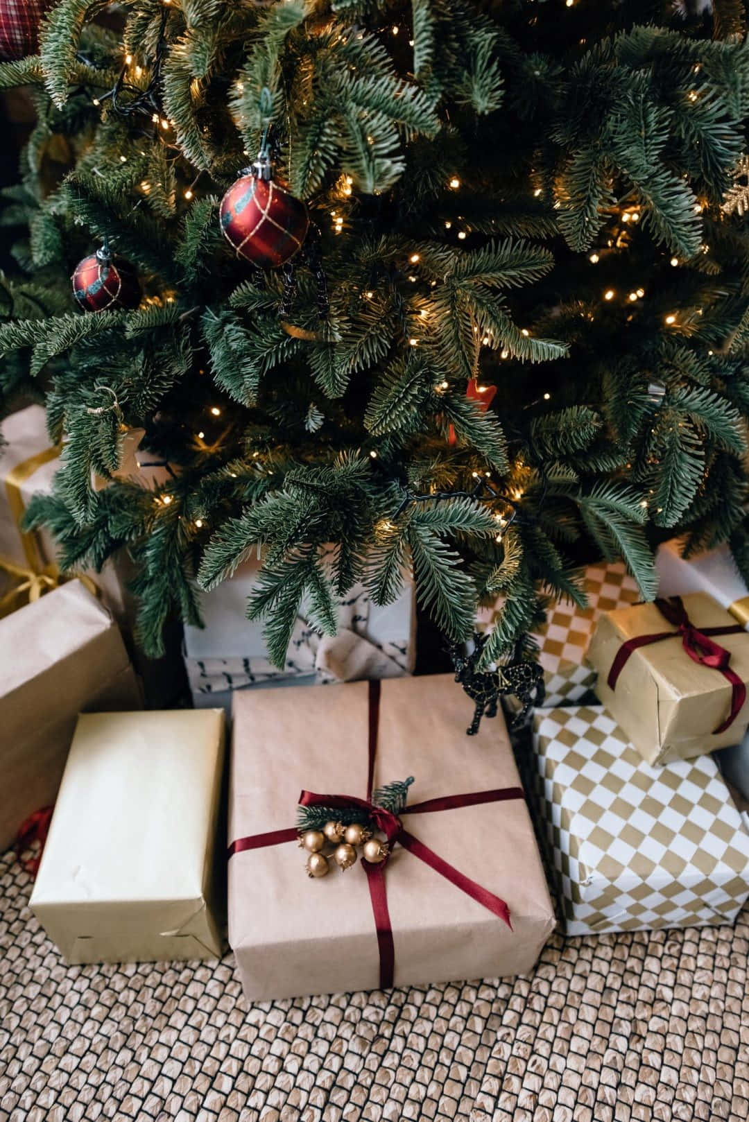 Iphone Christmas Aesthetic Tree Presents Background
