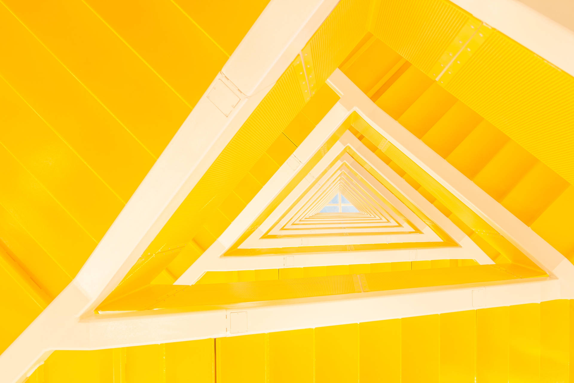 Iphone Home Screen Triangular Yellow Stairs Background